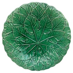 Piatto a forma di foglie in maiolica verde inglese del 1880 circa