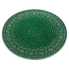 Assiette en majolique verte anglaise, vers 1890