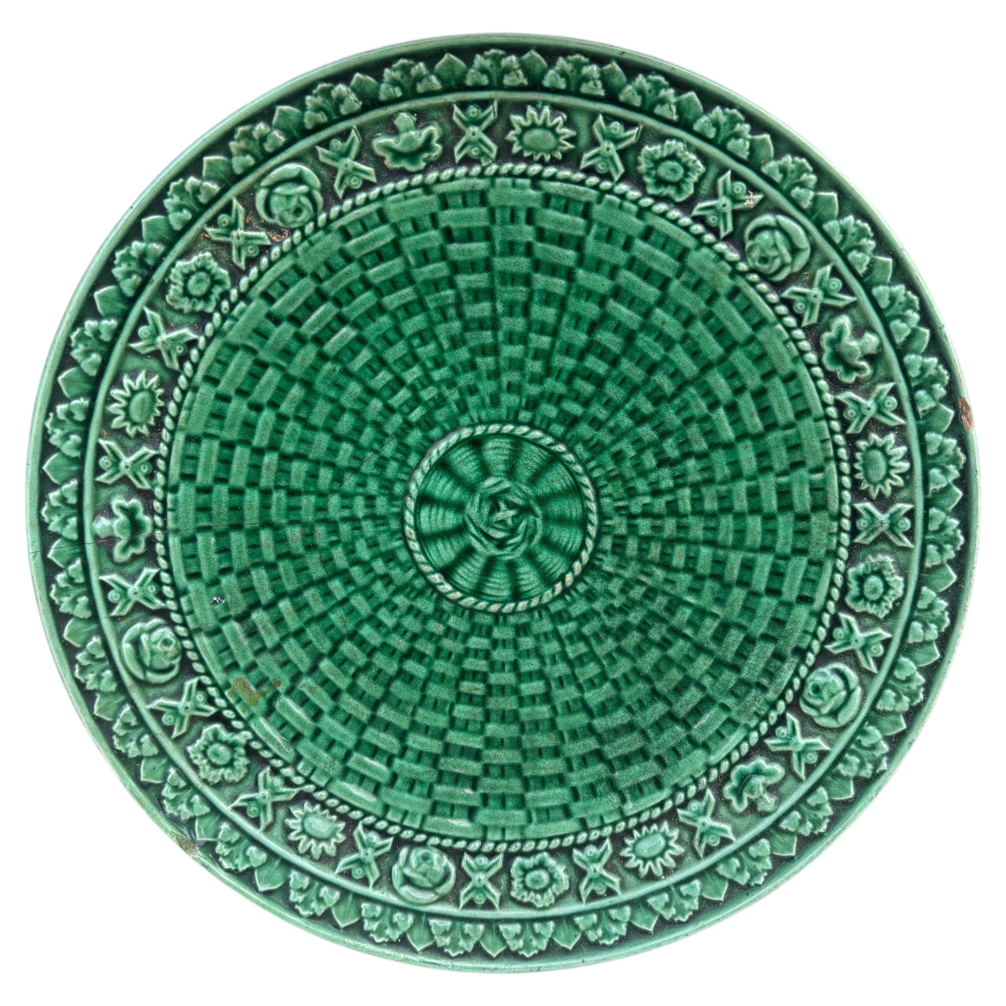 Piatto inglese in maiolica verde, 1890 circa in vendita