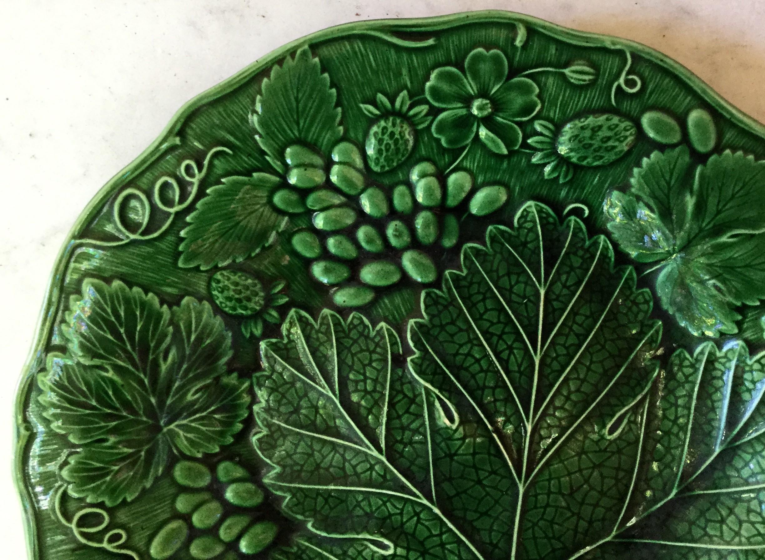 Victorian English Green Majolica Strawberries Plate, circa 1880