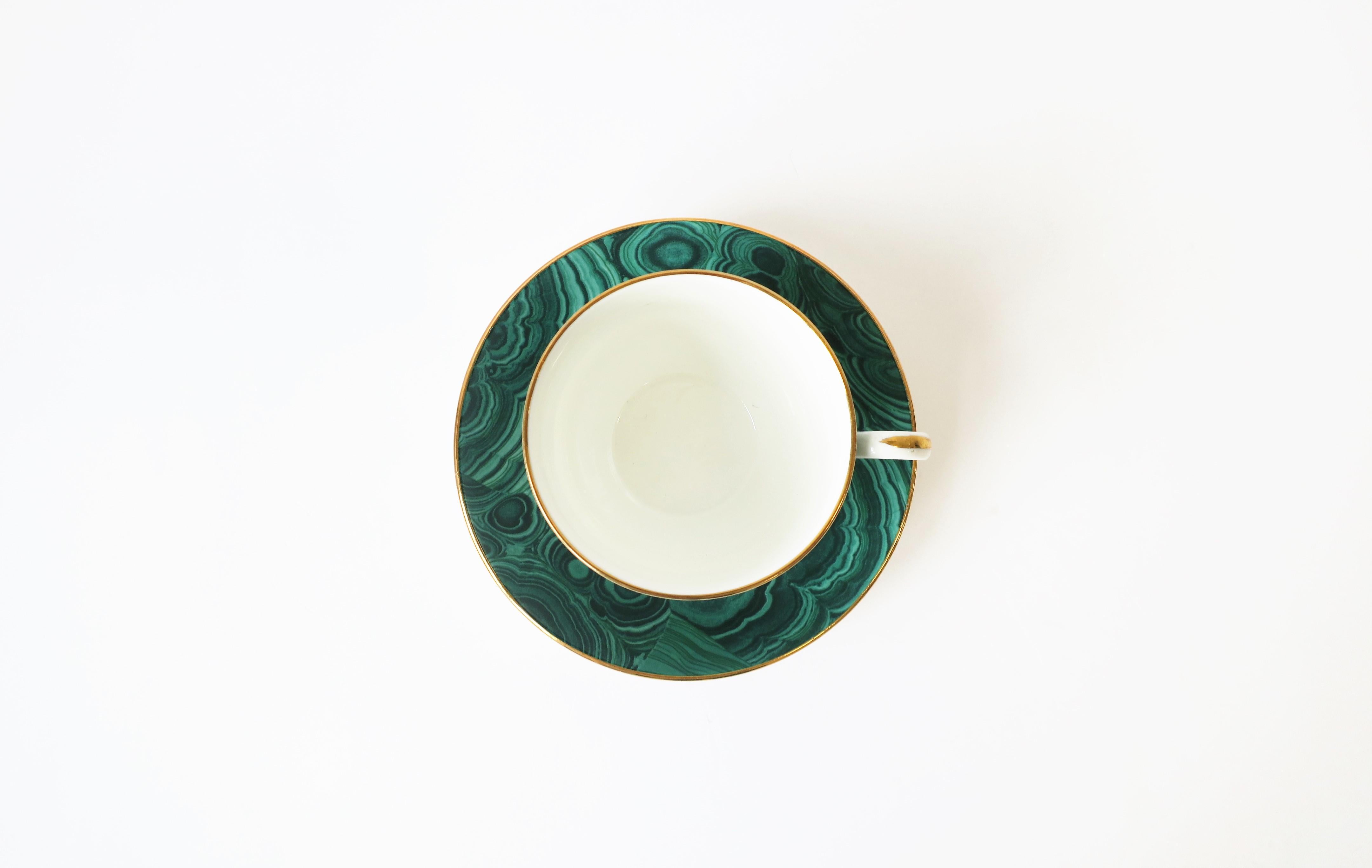 Anglais Tasse à café ou à thé et soucoupe en porcelaine malachite verte, d'Angleterre en vente