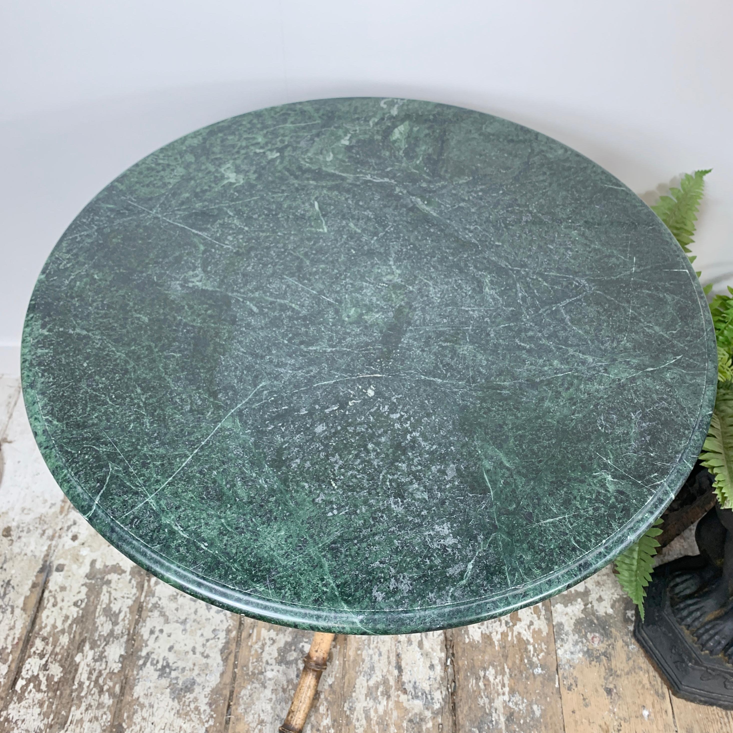Table de café anglaise en faux bambou à plateau de marbre vert, début du 20e siècle en vente 1