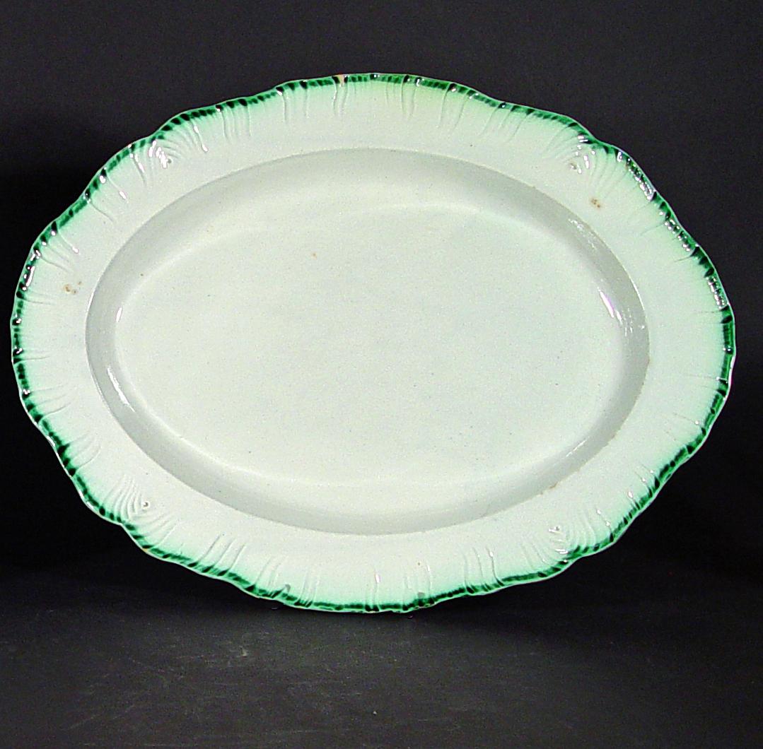 English Green Shell-Edged Pearlware Pottery Dishes,  Davenport, circa 1800 In Good Condition In Downingtown, PA