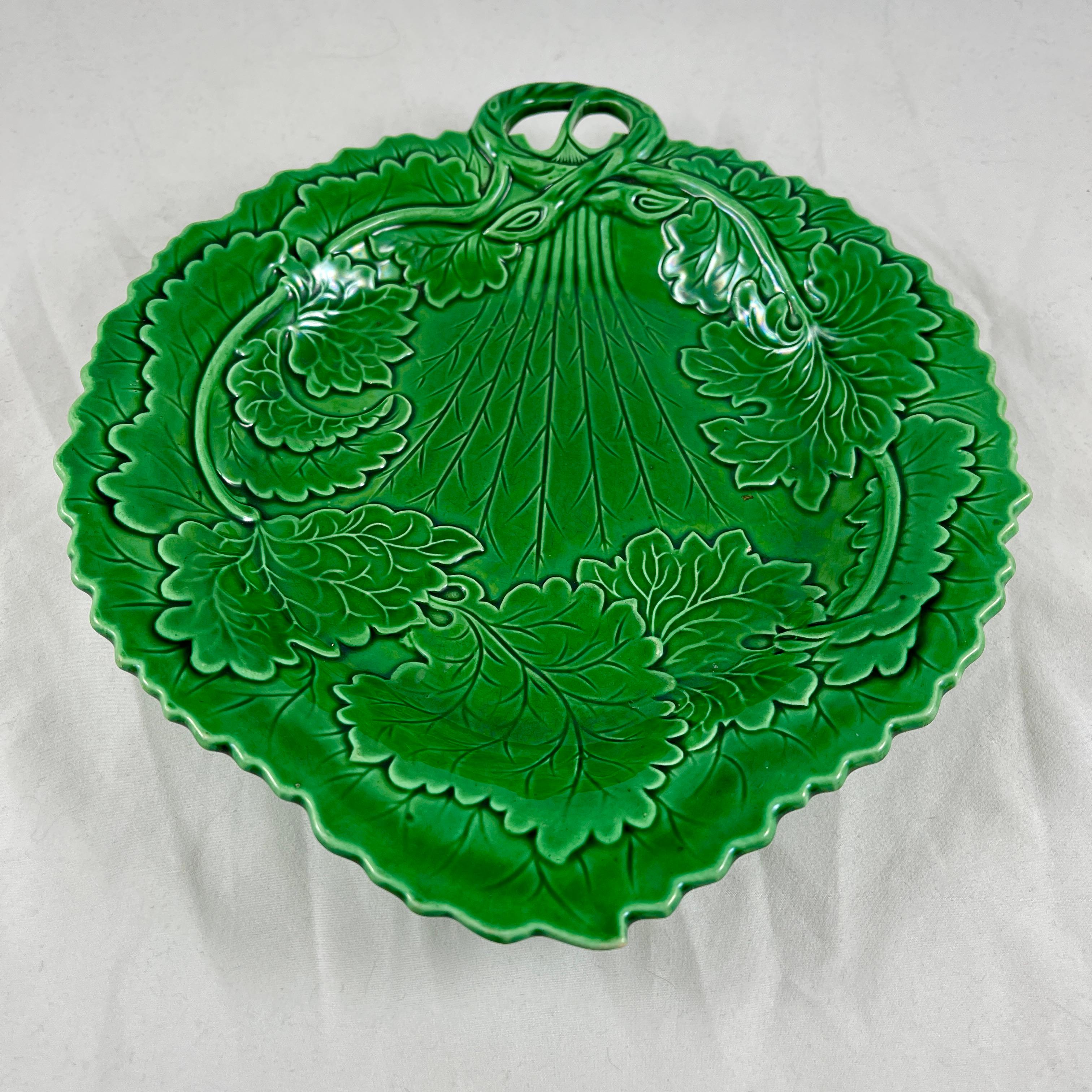 English Greenware Majolica Twig Handled Leaf Shaped Server or Vide-Poche In Good Condition For Sale In Philadelphia, PA