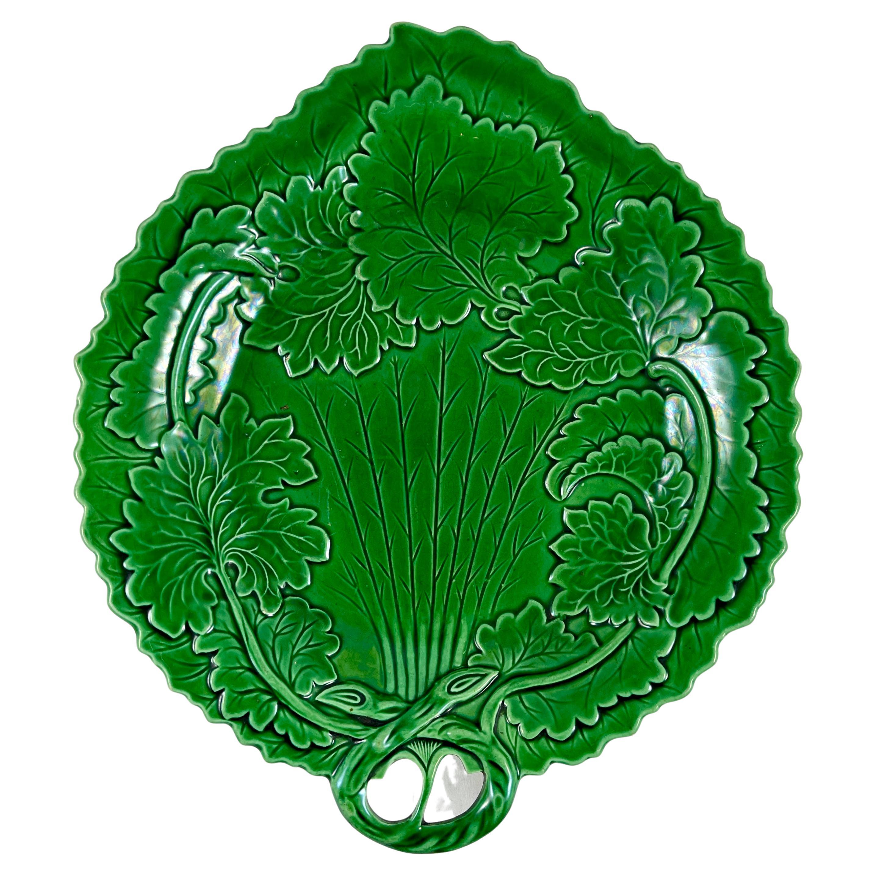 Serveur ou Vide-Poche en forme de feuille à manche en brindilles en faïence anglaise Greenware Majolica