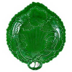 Serveur ou Vide-Poche en forme de feuille à manche en brindilles en faïence anglaise Greenware Majolica