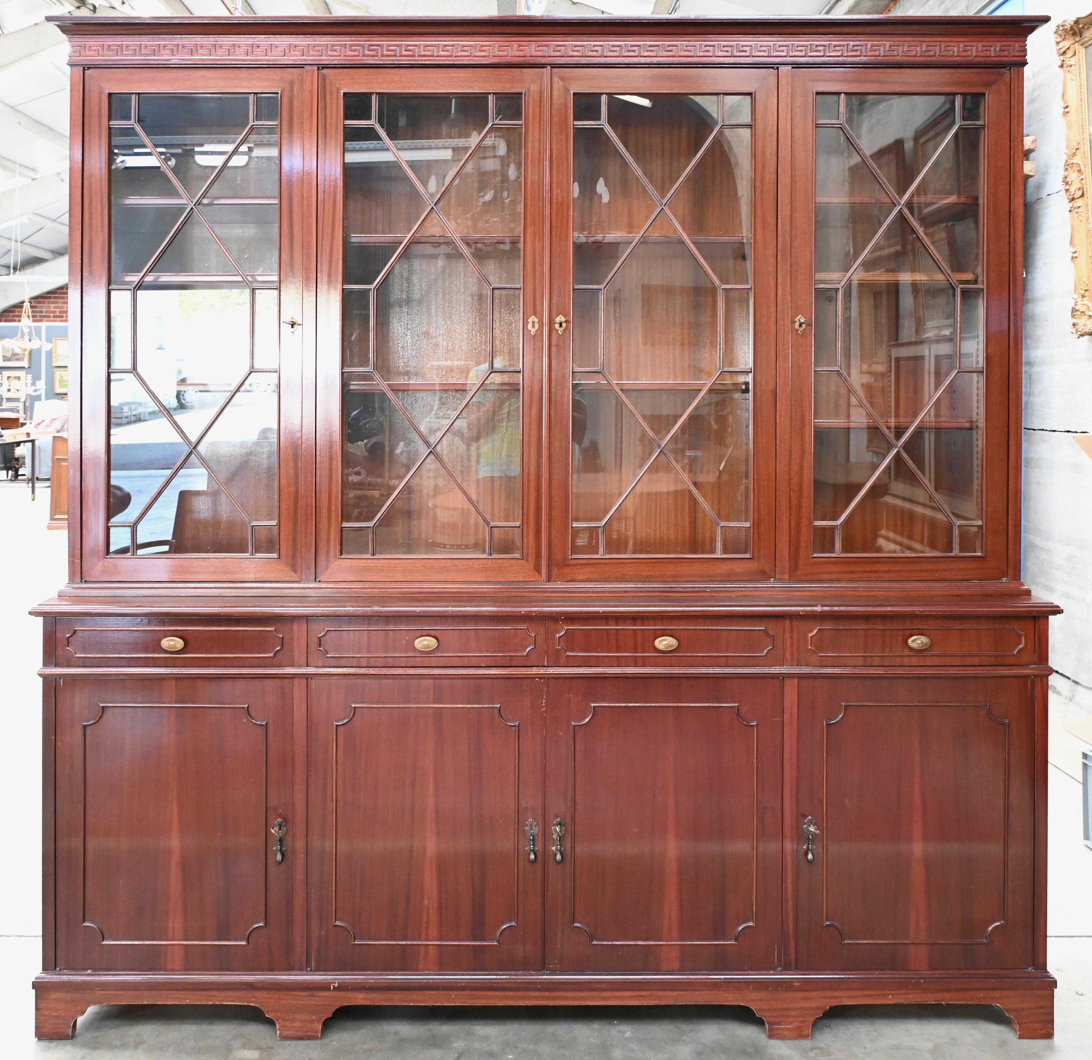 Biblioteca gregoriana inglese

Una grande libreria inglese in stile gregoriano con quattro ante superiori vetrate, quattro cassetti centrali e quattro ante inferiori massicce. La biblioteca è decorata con un bordo infinito sul cornicione superiore,