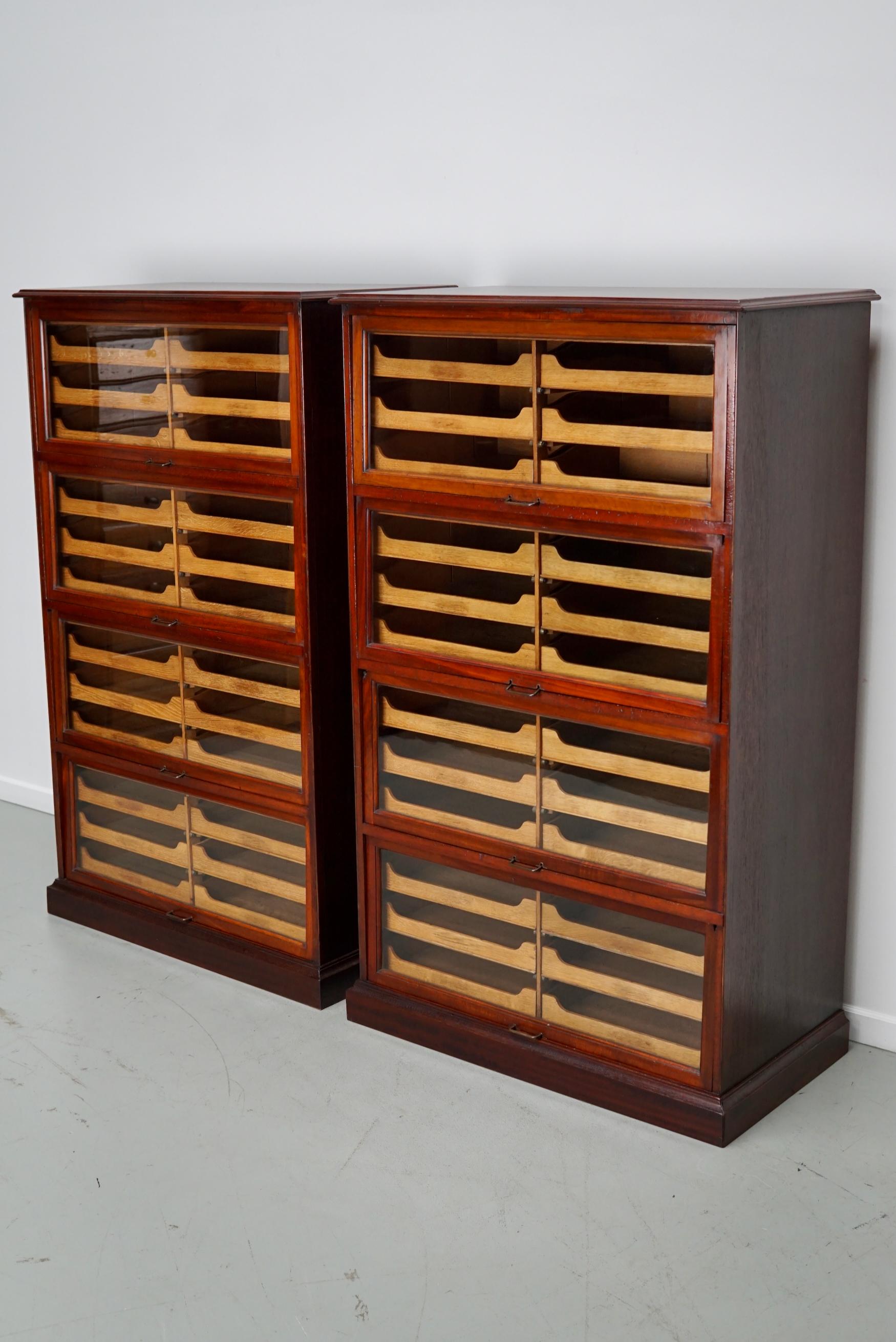 Questo mobile da merceria risale agli anni 1920/30 ed è stato realizzato in Inghilterra. Presenta una struttura in legno con ante a soffietto e cassetti scorrevoli in vetro. In origine veniva utilizzato per esporre le camicie. Le dimensioni interne