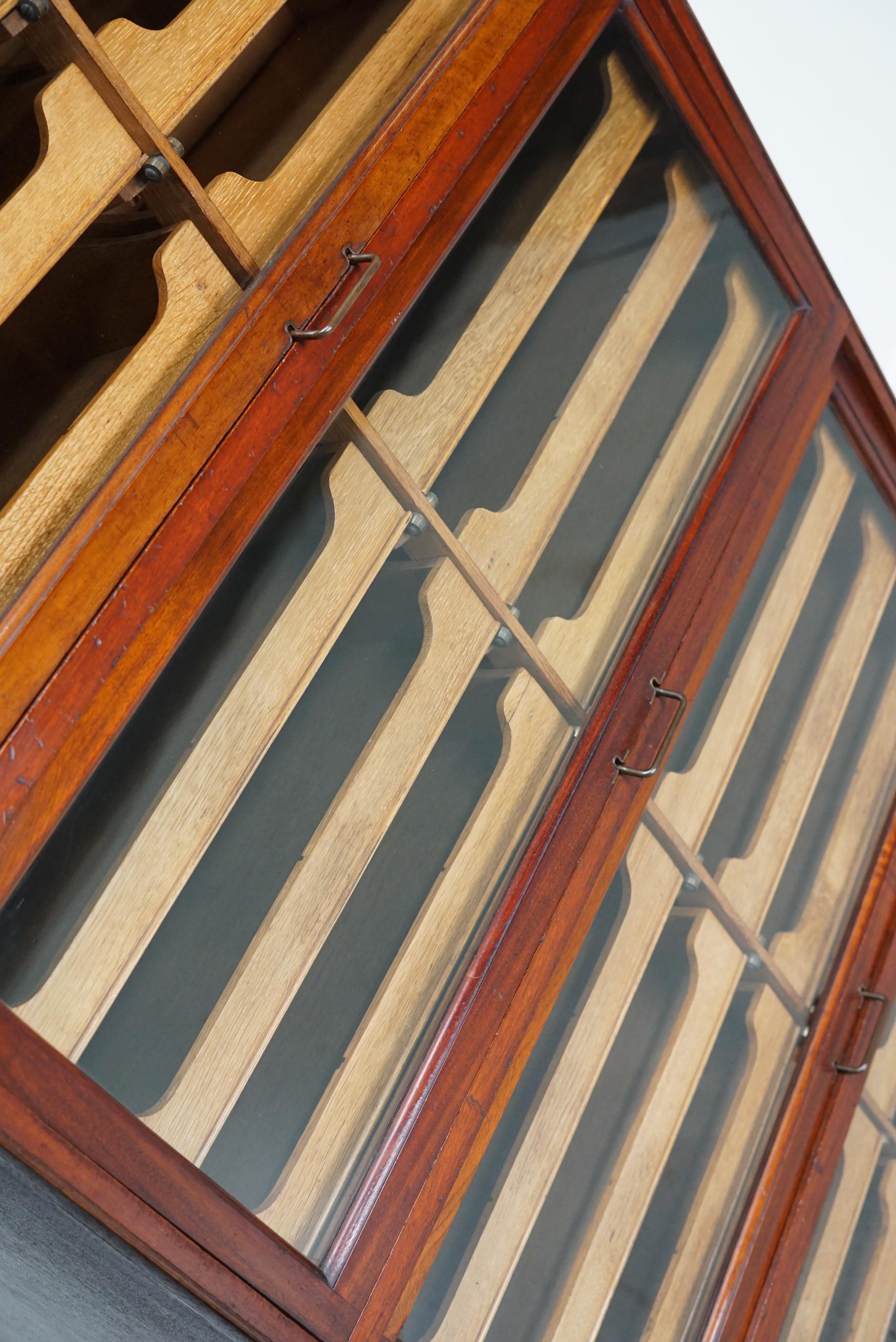 Legno massiccio Mobile da negozio di merceria inglese con ante a ribalta in vetro, 1920/1930 ca. in vendita