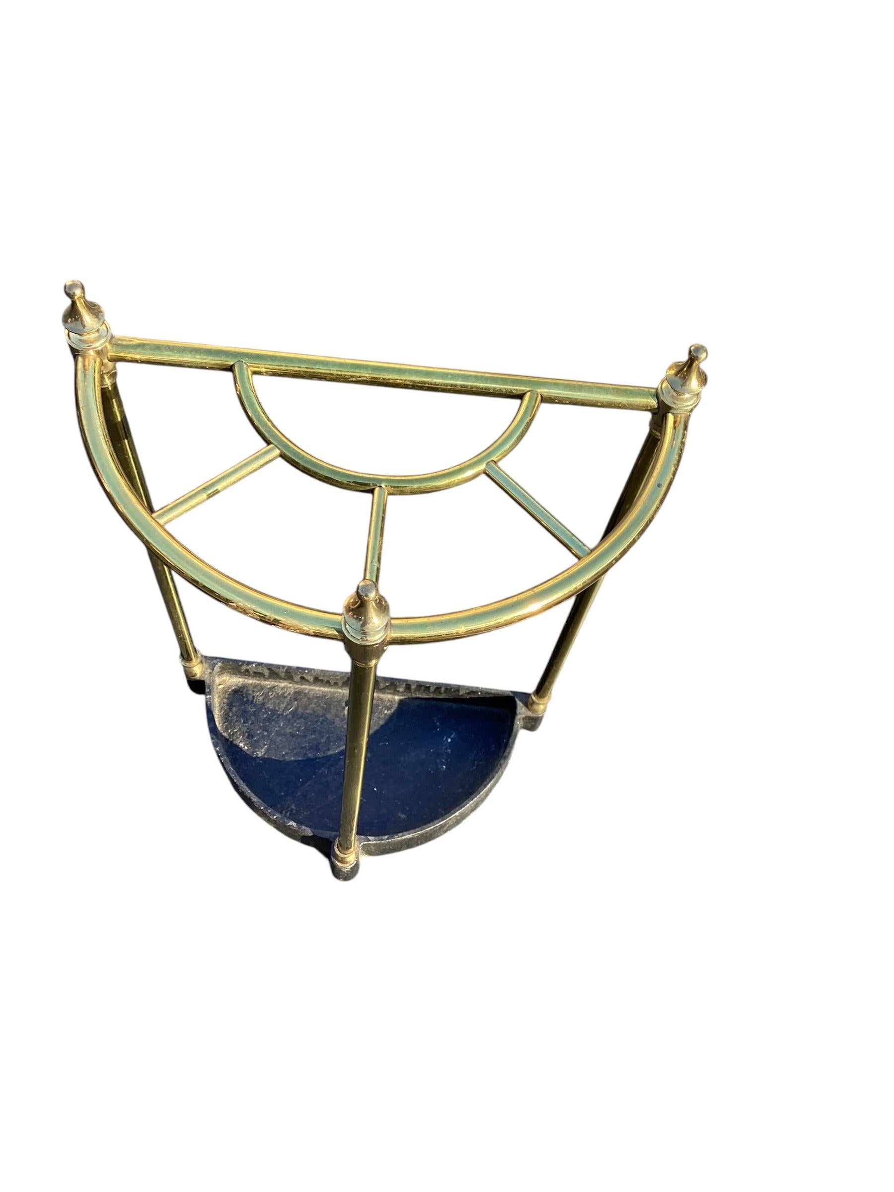 20ième siècle Stand parapluie demi-rond en laiton et fonte à l'anglaise en vente
