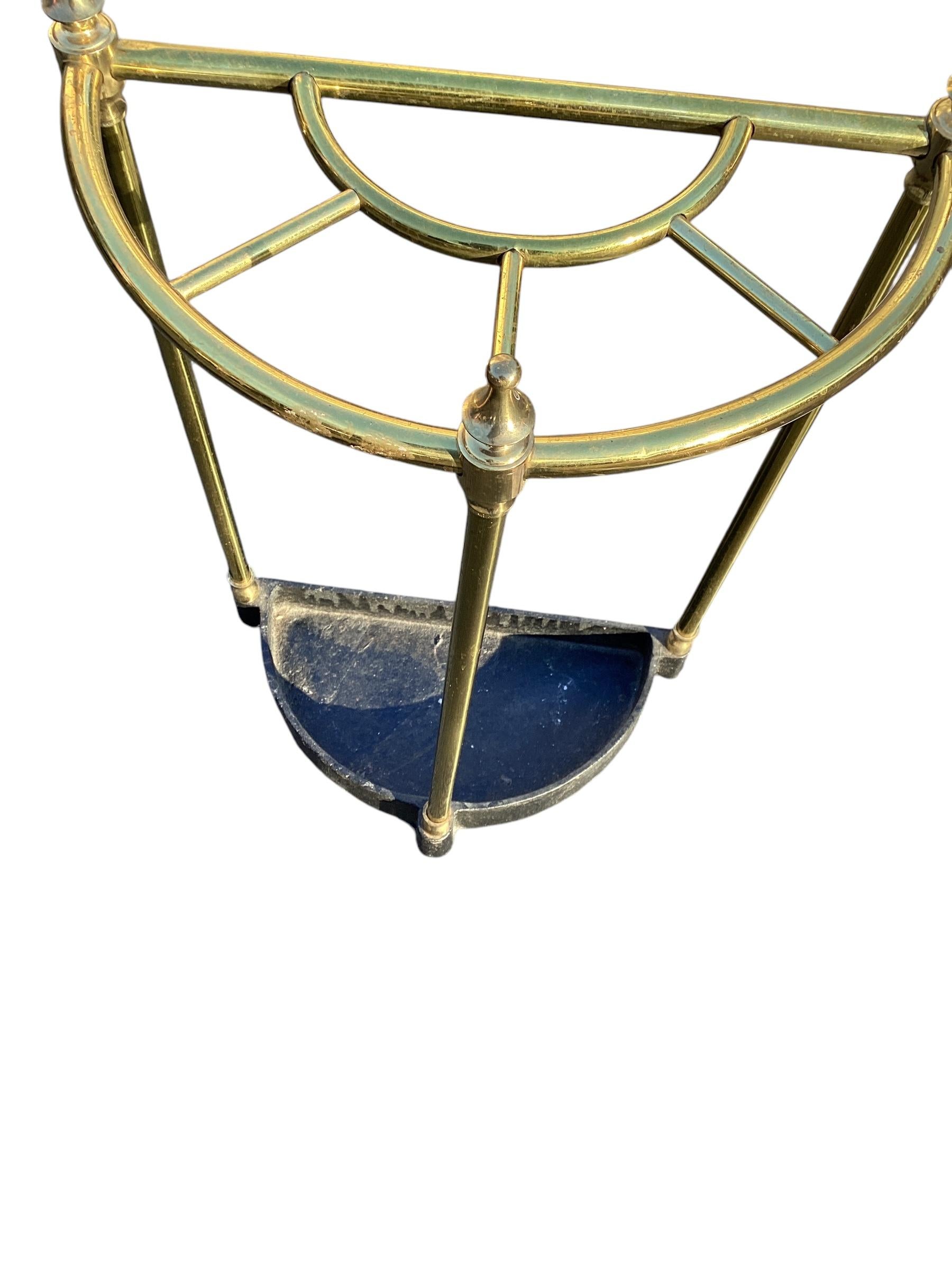 Laiton Stand parapluie demi-rond en laiton et fonte à l'anglaise en vente