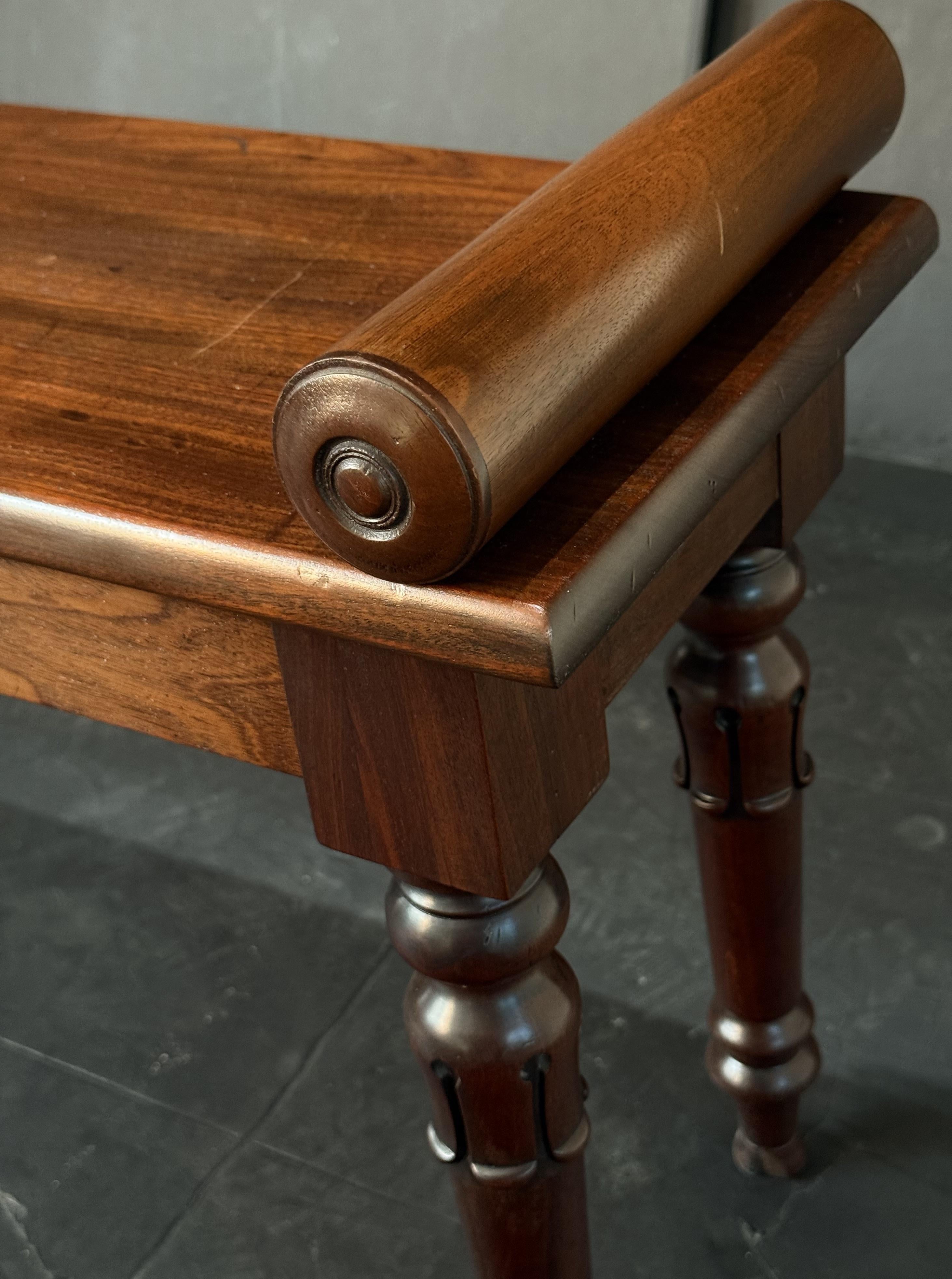 English Hall Bench or Window Seat of Mahogany In Good Condition For Sale In Austin, TX