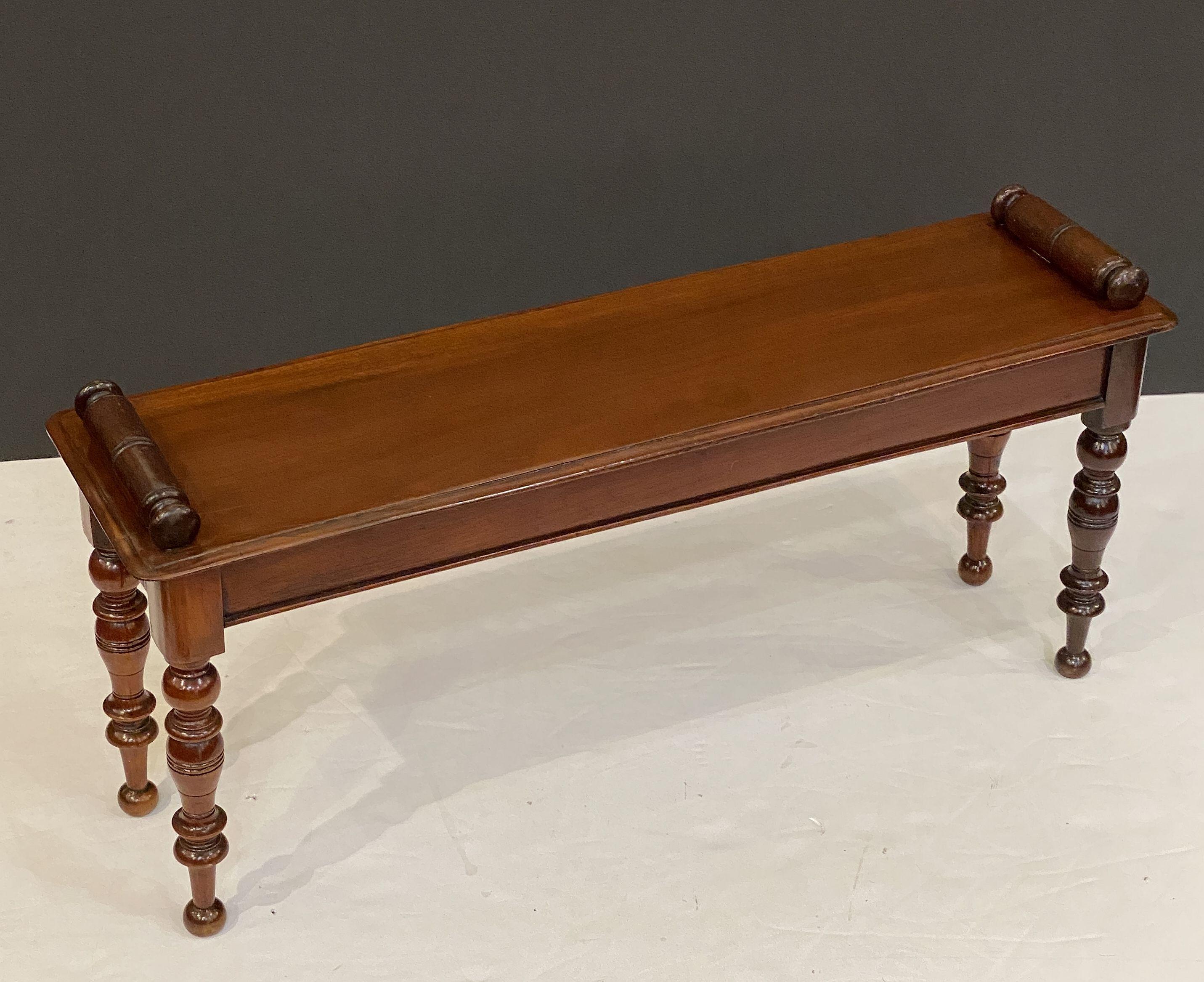 A fine English hall bench or window seat of mahogany from the Edwardian era, featuring turned handles at opposing ends over a long plank seat and set upon four turned legs.

Dimensions:

H 17 1/2 inches
W 37 1/2 inches
D 10 1/2 inches

Seat