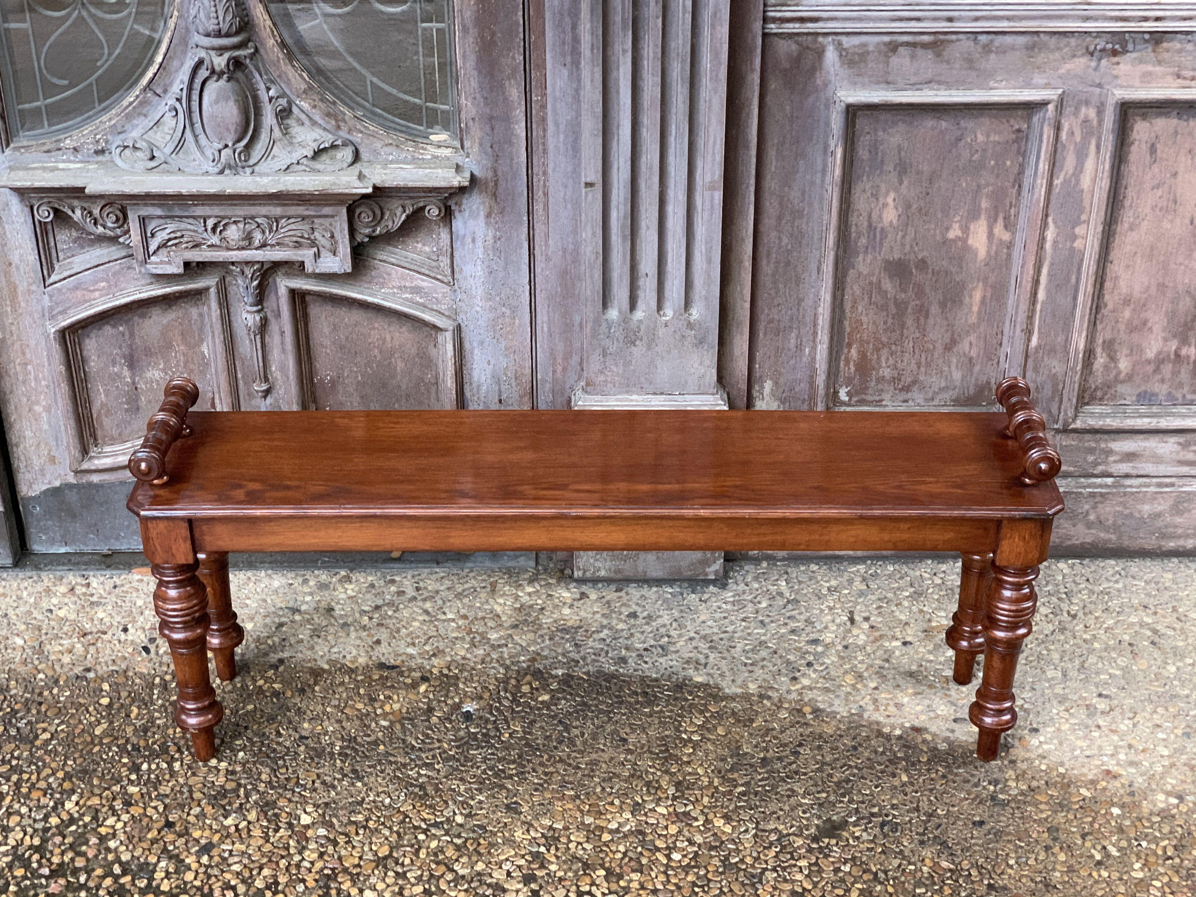 English Hall Bench or Window Seat of Oak on Turned Legs In Good Condition In Austin, TX
