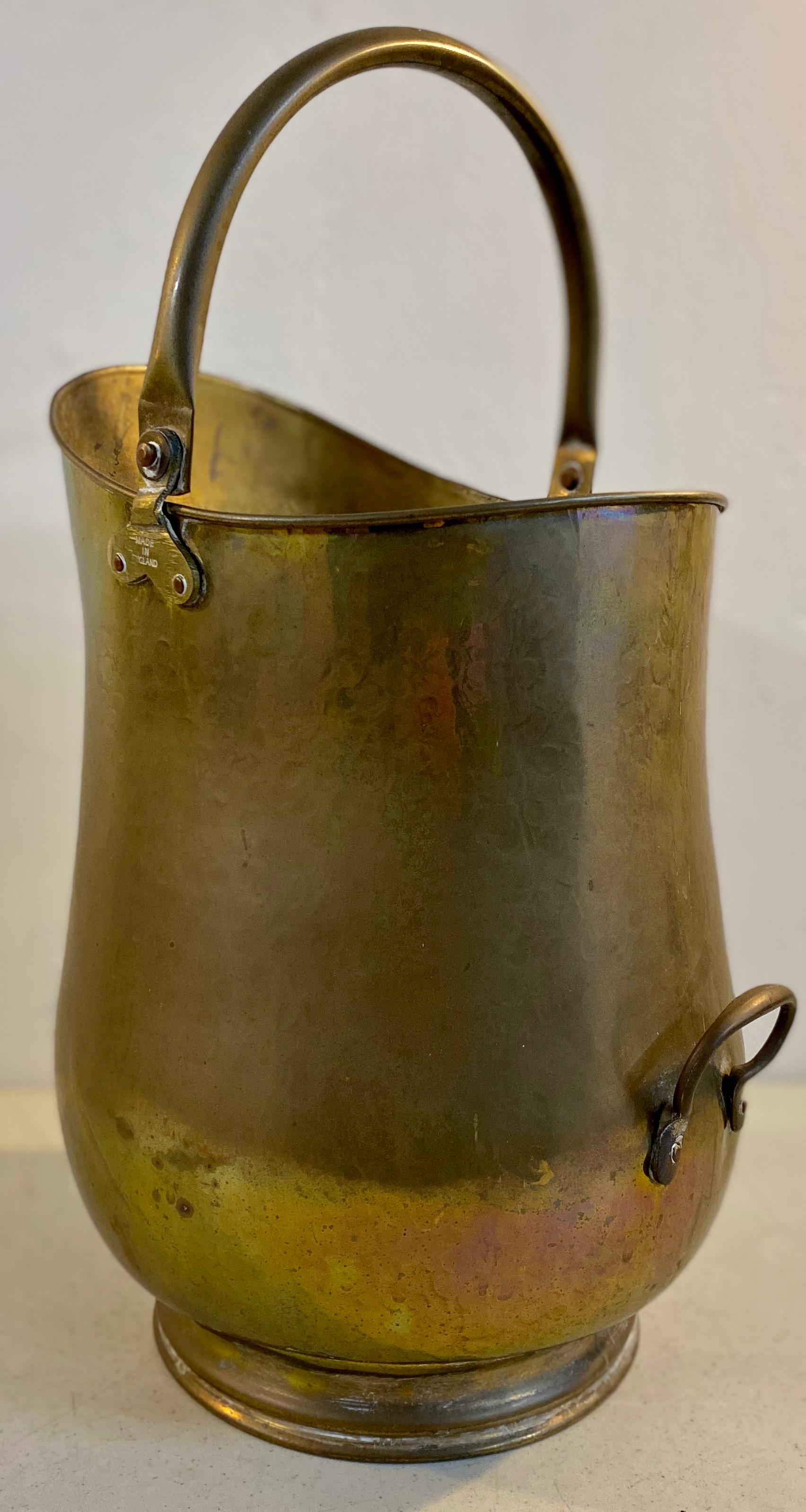 English Hammered Brass Kindling Scuttle, circa 1930 In Good Condition For Sale In San Francisco, CA