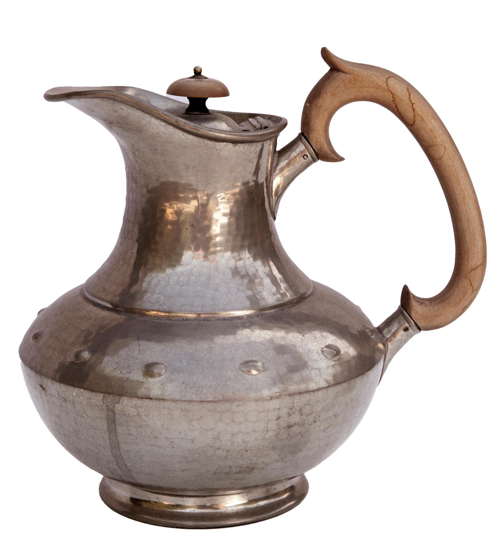 Una splendida caffettiera / brocca per l'acqua in peltro martellato, nel modello 
Stile Arts and Crafts.
Coperchio con cerniera e maniglia in materiale composito.  Il vaso è stato realizzato da Don Pewter di Sheffield.
Marchi di fabbrica sulla base,