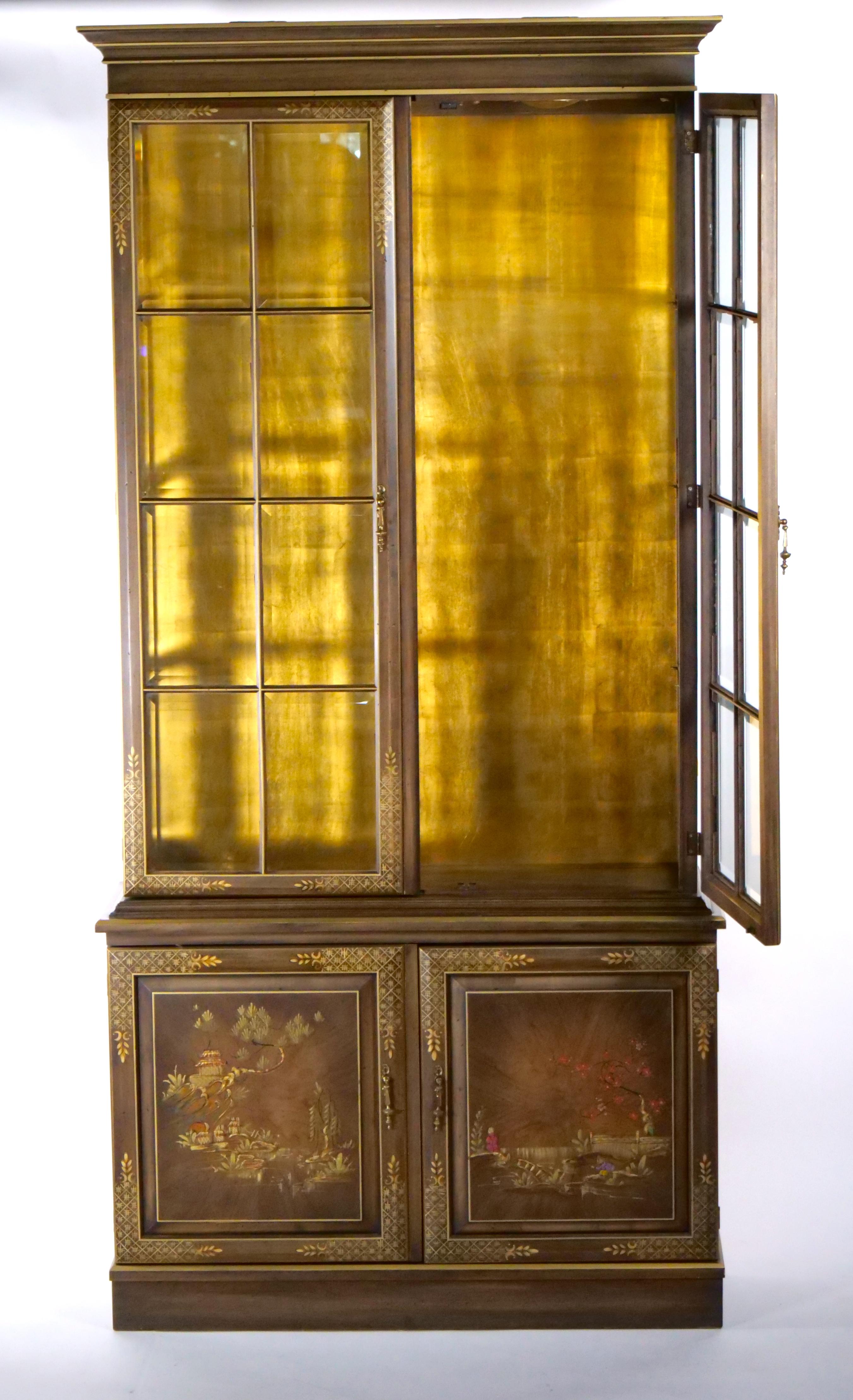 Preciosa vitrina de artesanía inglesa pintada a mano y decorada con chinoiserie dorada. Este mueble chinoiserie tiene una escena decorativa de estilo Chippendale chino y un fondo interior de oro vibrante. El telón de fondo parece pintado a mano. A