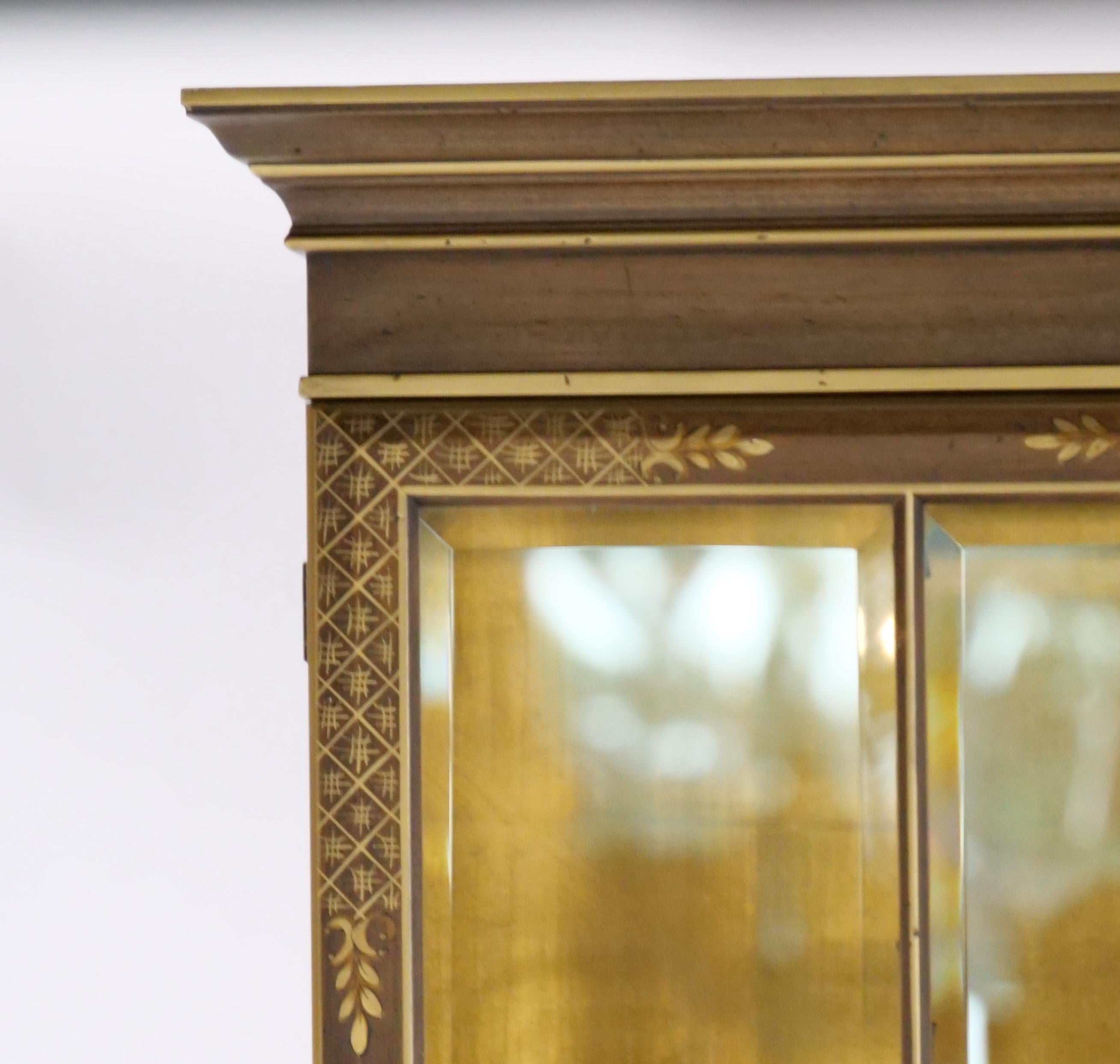 Vitrina Chinoiserie inglesa de madera pintada a mano / decorada en venta 2