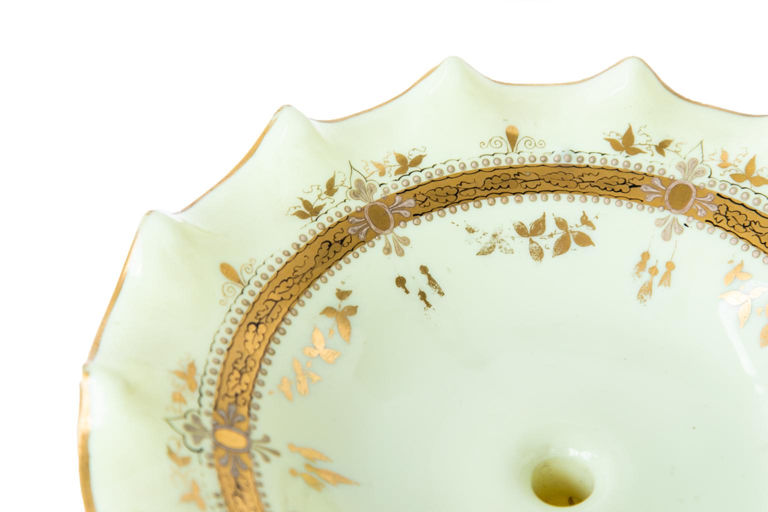 Englisches mundgeblasenes Glaskompott in Celadongrün mit einem Rand aus Tortenkruste. Der Deckel und der Sockel sind mit vergoldeten Verzierungen versehen.
          