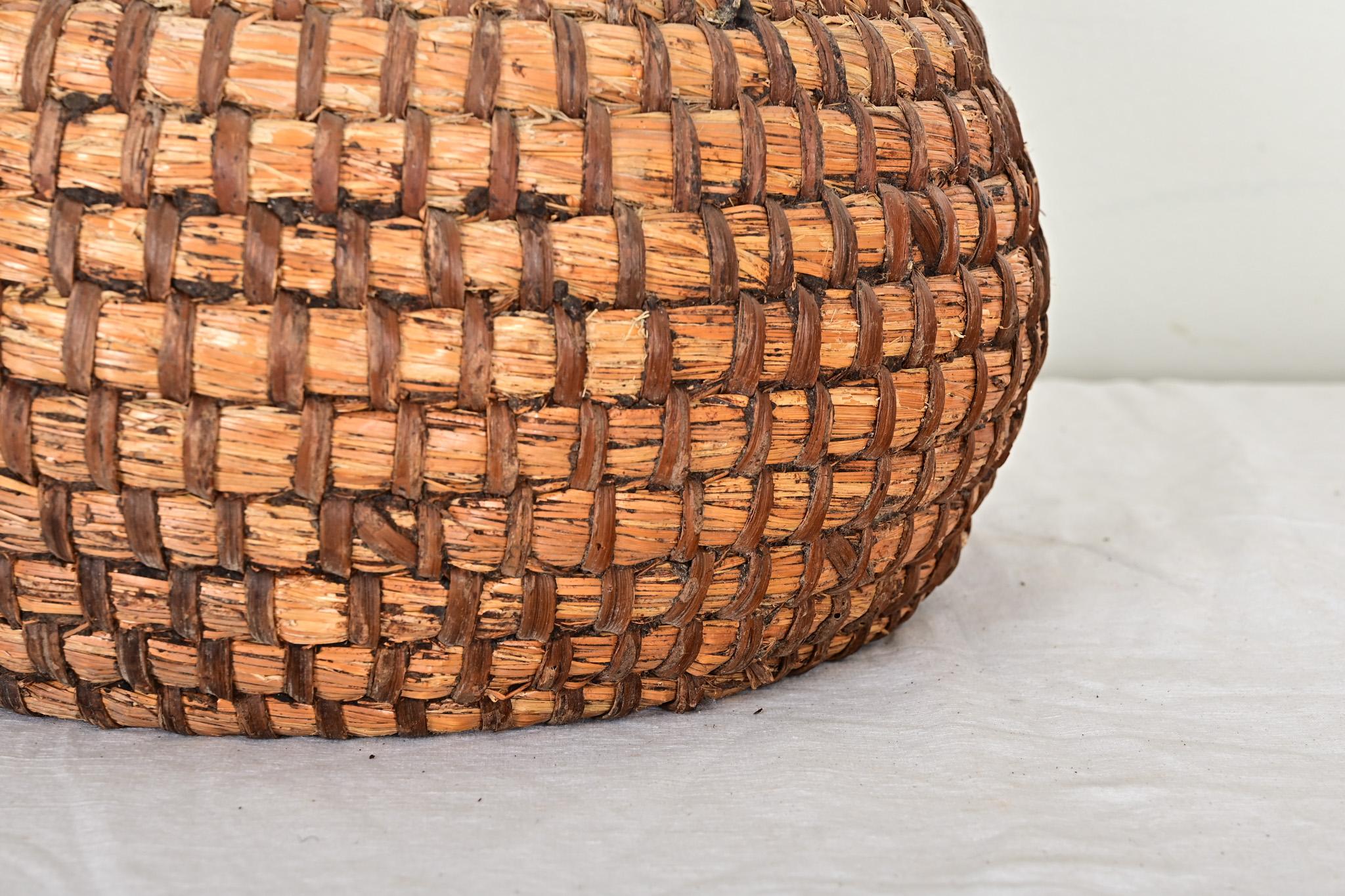 English Handmade Woven Straw Beehive Skep In Good Condition In Baton Rouge, LA