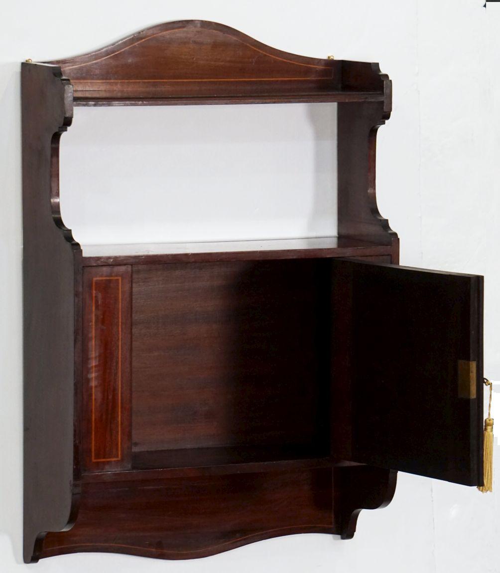 English Hanging Shelf or Curio Cabinet of Inlaid Mahogany In Good Condition In Austin, TX