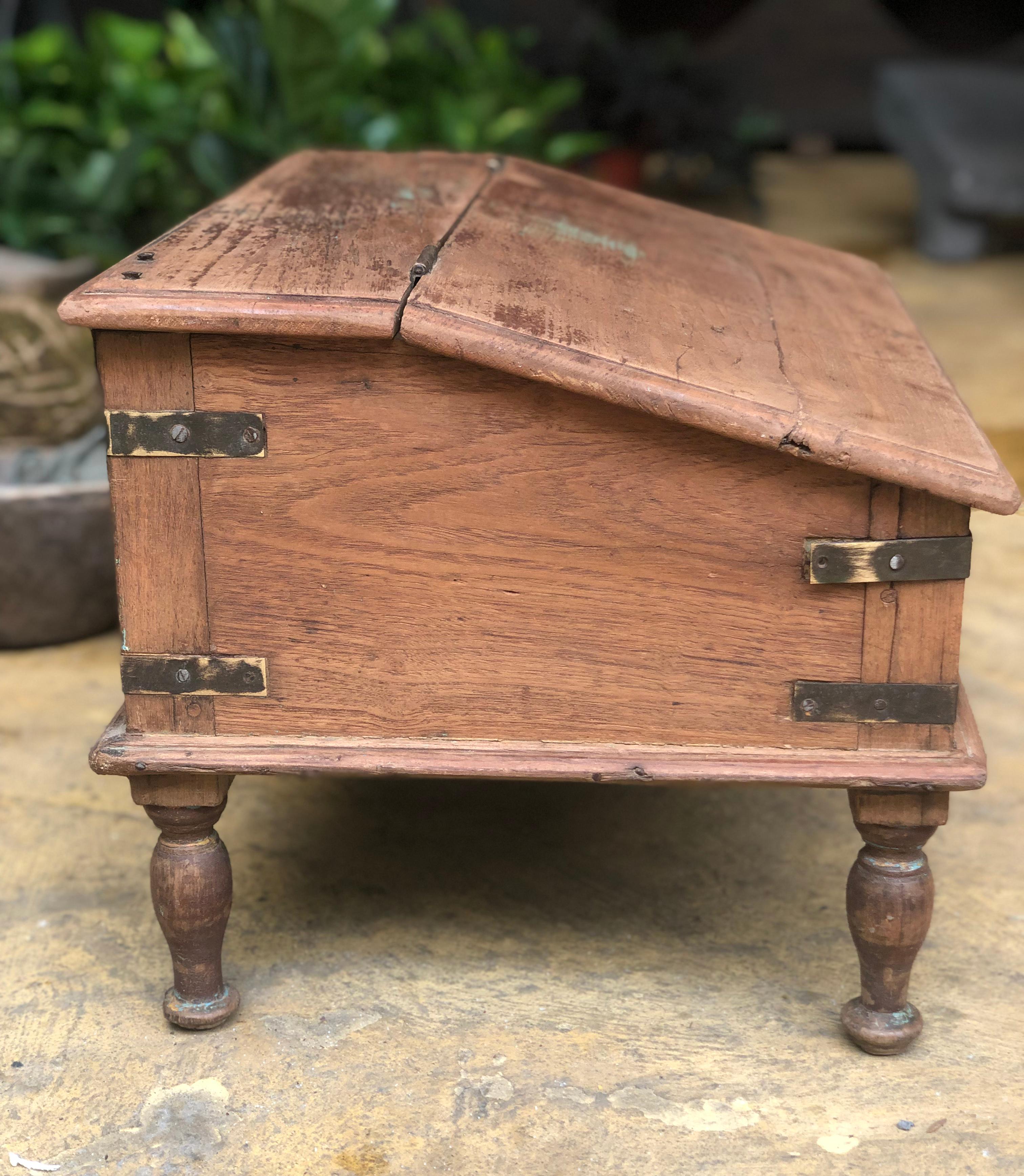 English Hard Wood Portable Writing Desk, circa 1850 In Good Condition For Sale In Guadalajra, Jal