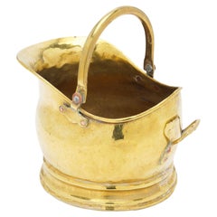 Pelle à charbon anglaise en laiton en forme de casque, années 1800