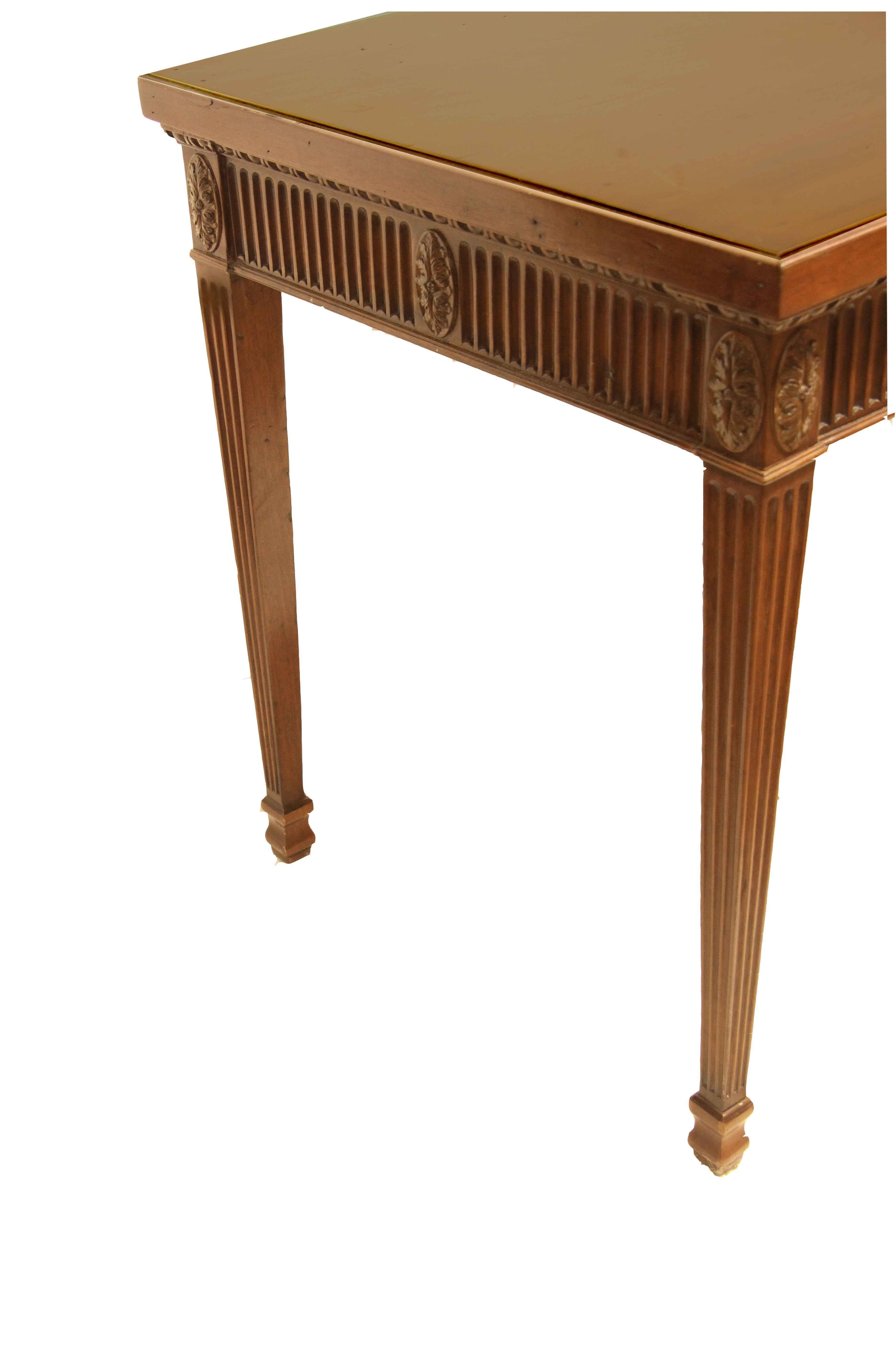 Consolle inglese Hepplewhite, questo tavolo è dell'epoca, datato circa 1800, il piano è stato ovviamente selezionato per le sue favolose venature e la sua notevole larghezza (il piano è un'unica tavola, larga oltre 28''). La parte superiore è