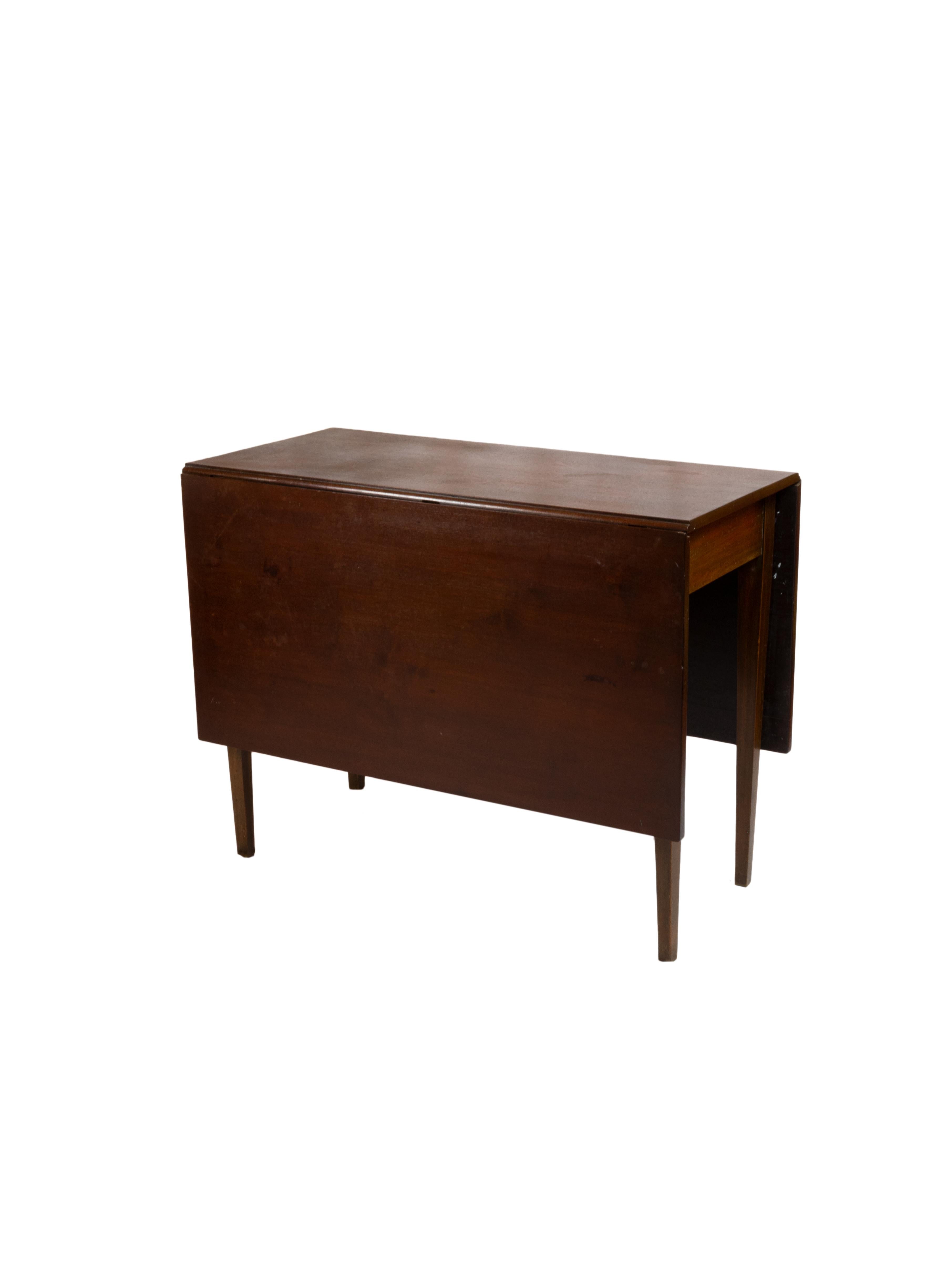 Cette élégante table à feuilles tombantes, conçue dans le style exquis d'Eleg et fabriquée en Angleterre, est un complément polyvalent pour votre maison. Elle peut être utilisée comme table de bureau à domicile, console ou table à manger, offrant