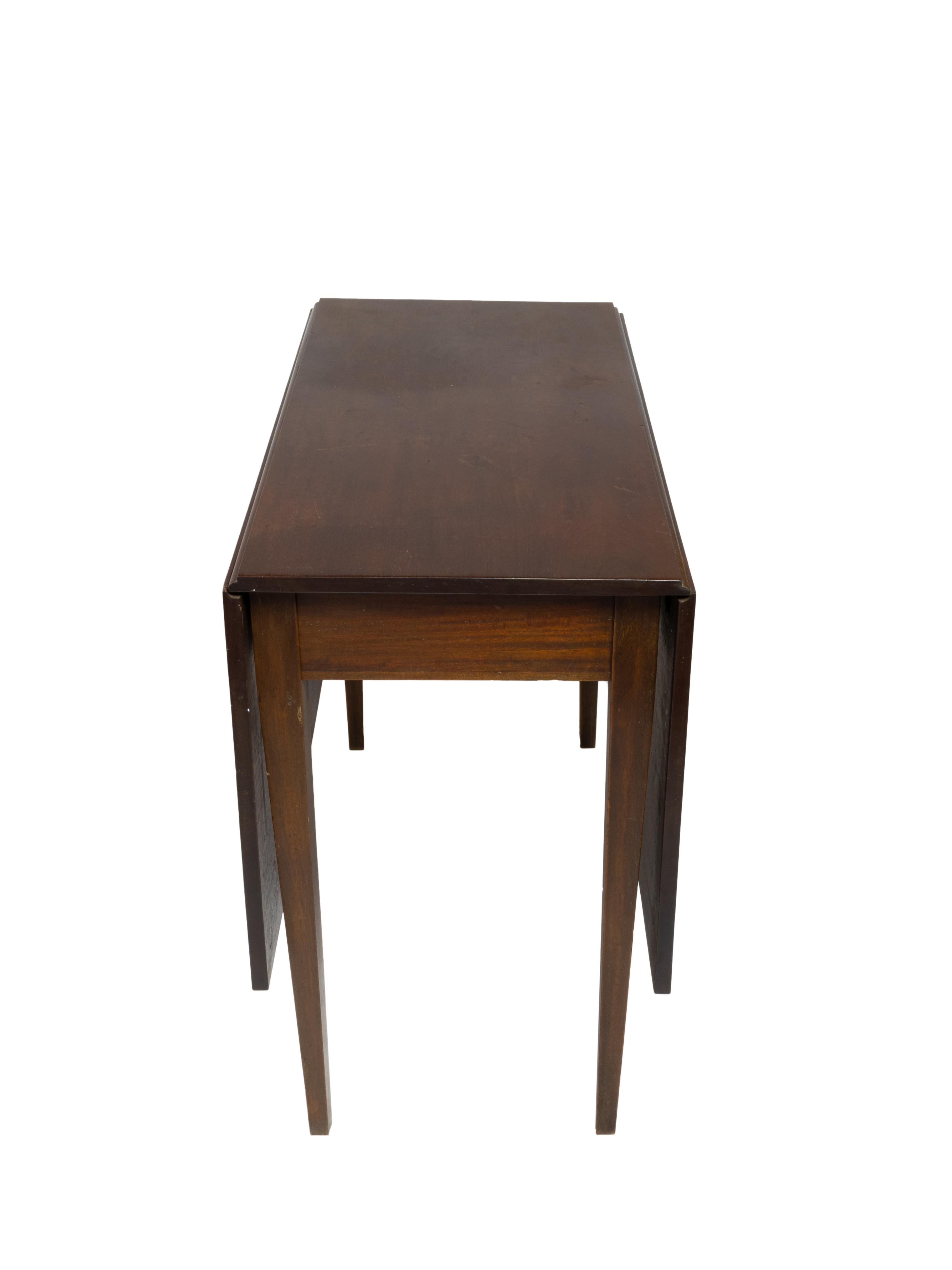English Hepplewhite Drop Leaf Table, 19th Century For Sale 4