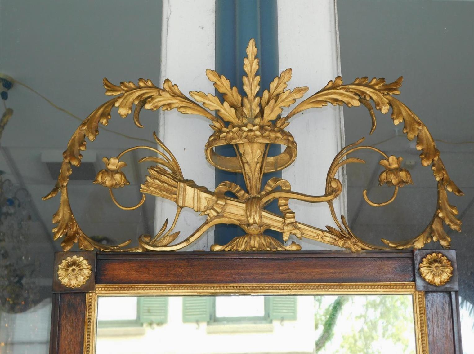 English Hepplewhite Mahogany and Gilt Wood Foliage Medallion Wall Mirror, C 1790 In Excellent Condition For Sale In Hollywood, SC