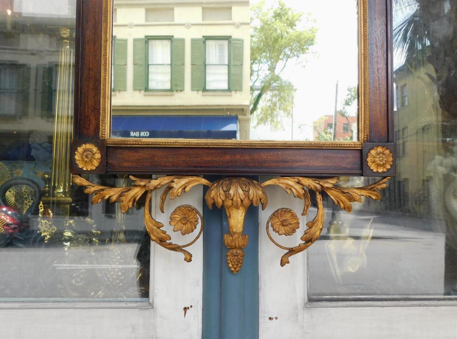 Gesso Miroir mural Hepplewhite en acajou et bois doré avec médaillon de feuillage, vers 1790 en vente