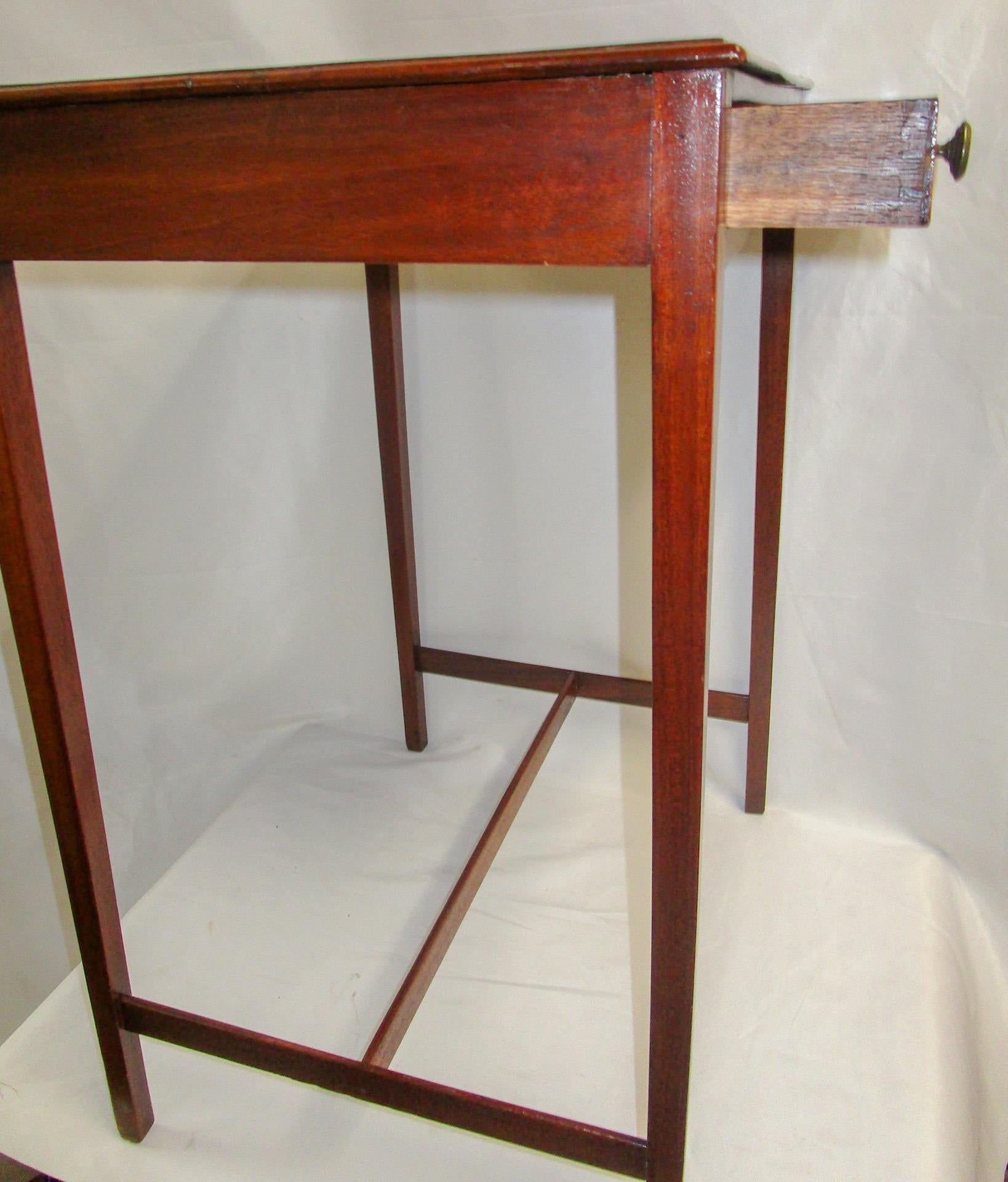 English Hepplewhite Mahogany Side Table w/ Shell Motif Inlay in Center & Corners 7