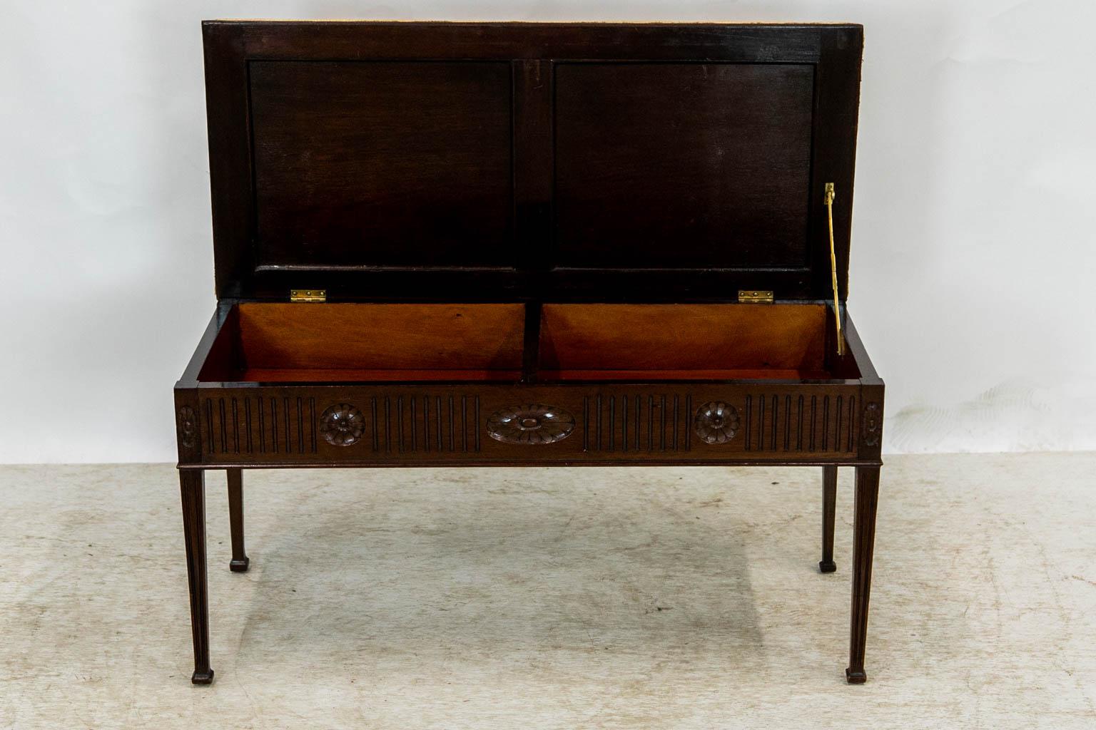 Early 20th Century English Hepplewhite Style Lift Top Bench