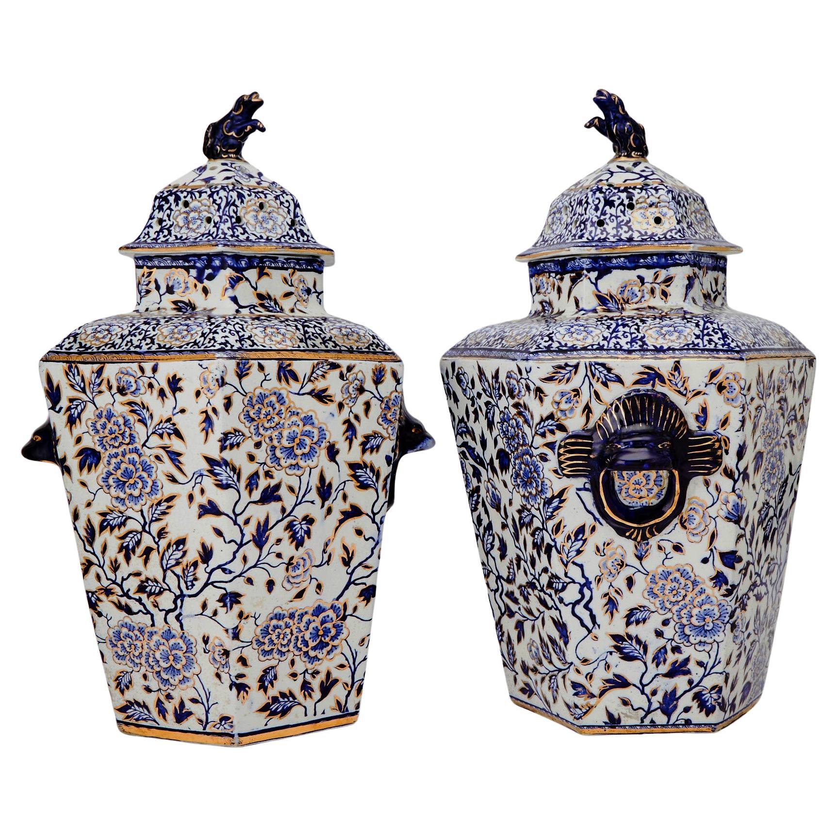 Vases et couvercles hexagonaux en pierre de fer, 
Mason's Ironstone ou Ashworth, 
Vers 1845.  

Une paire étonnante et élégante de grands vases pot-pourri hexagonaux en pierre de fer, probablement de Mason's Ironstone, bleu et blanc, et leurs