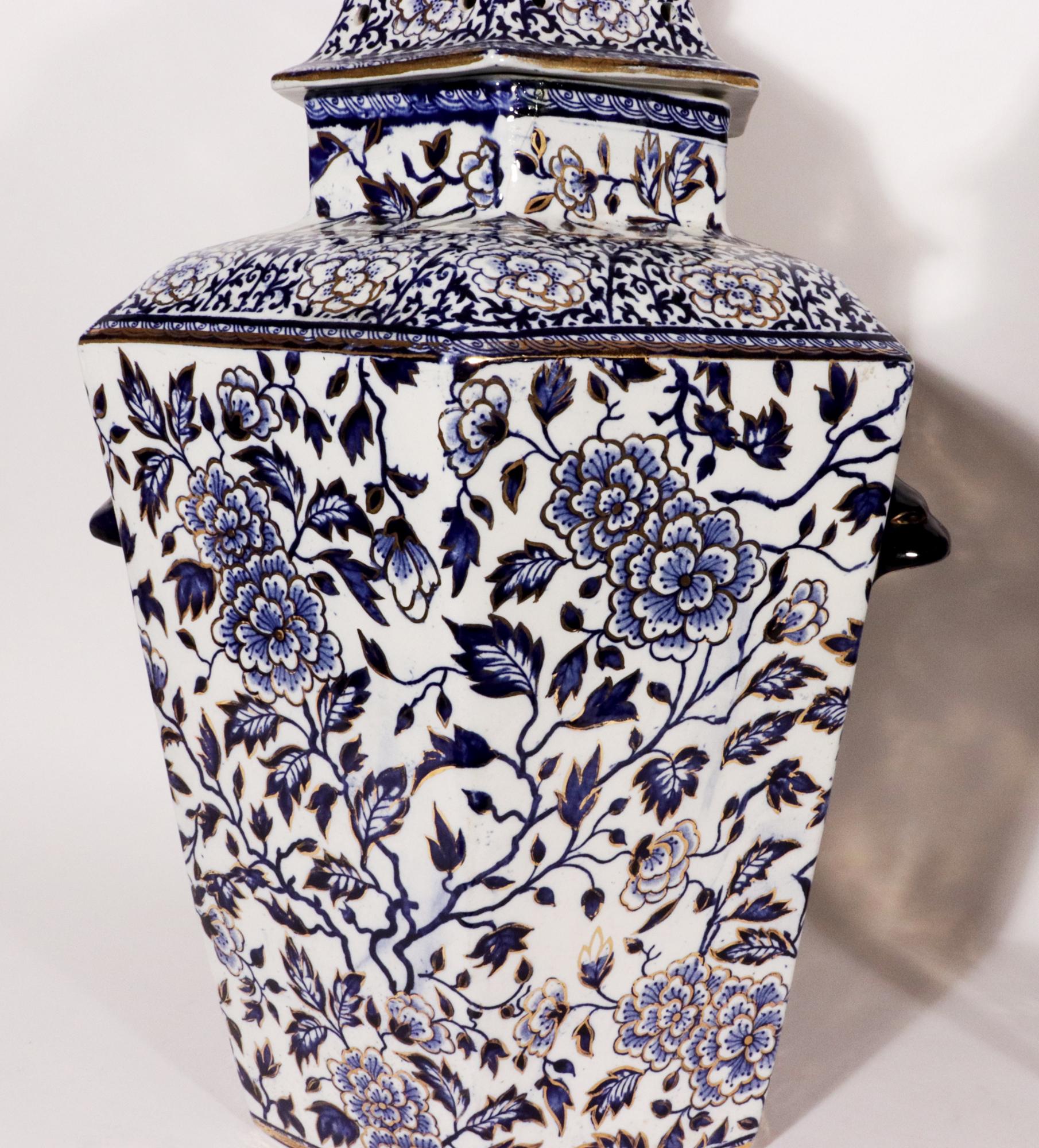 Milieu du XIXe siècle Vases et couvercles hexagonaux anglais en pierre de fer  Mason's Ironstone ou Ashworth en vente