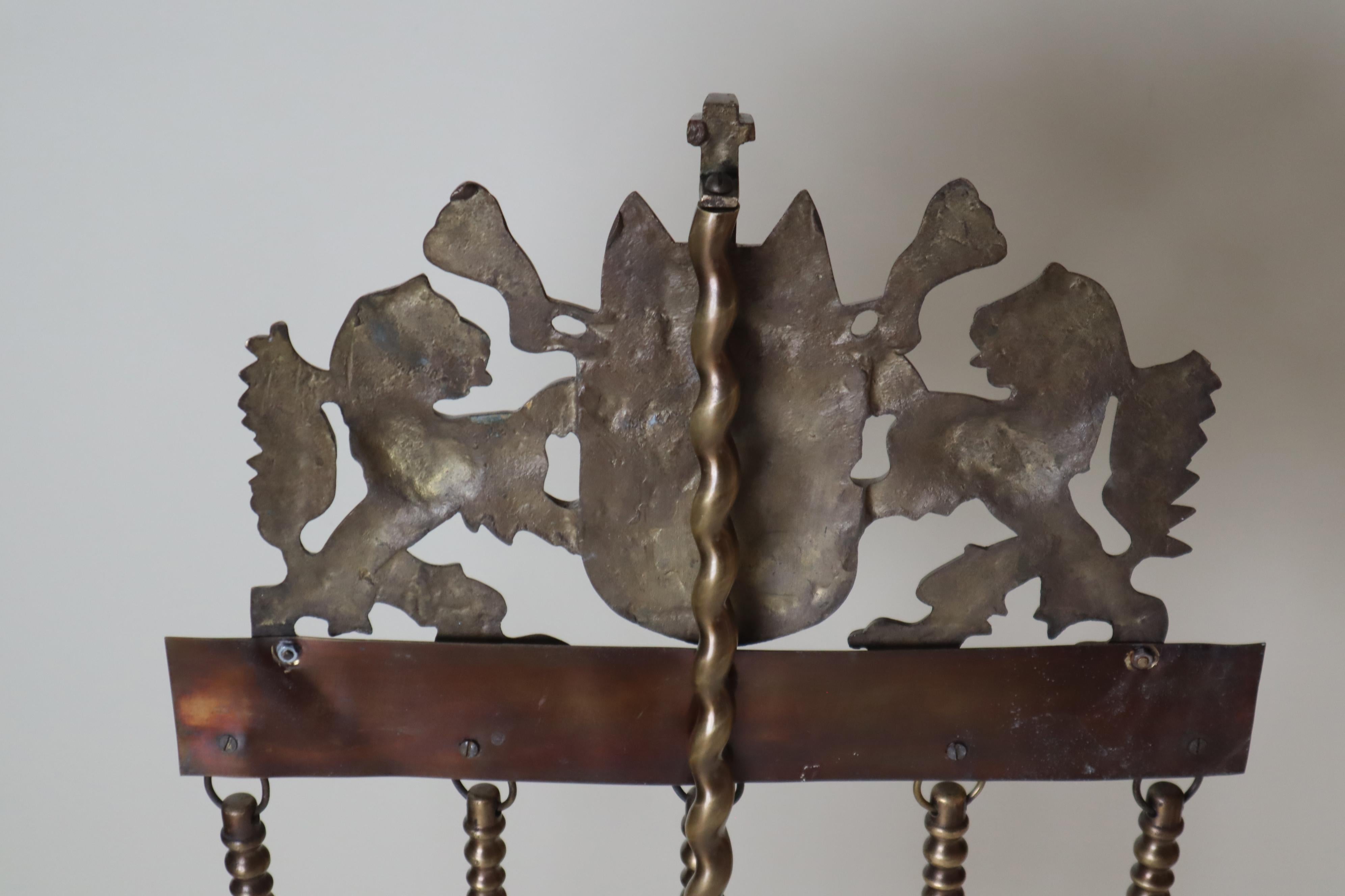 Questo set di utensili per caminetto dal design elegante si adatta a qualsiasi caminetto classico. È di fattura solida e risale agli anni '40 - '50. Il materiale in stile antico è dotato di protezione contro l'appannamento, per cui è più facile