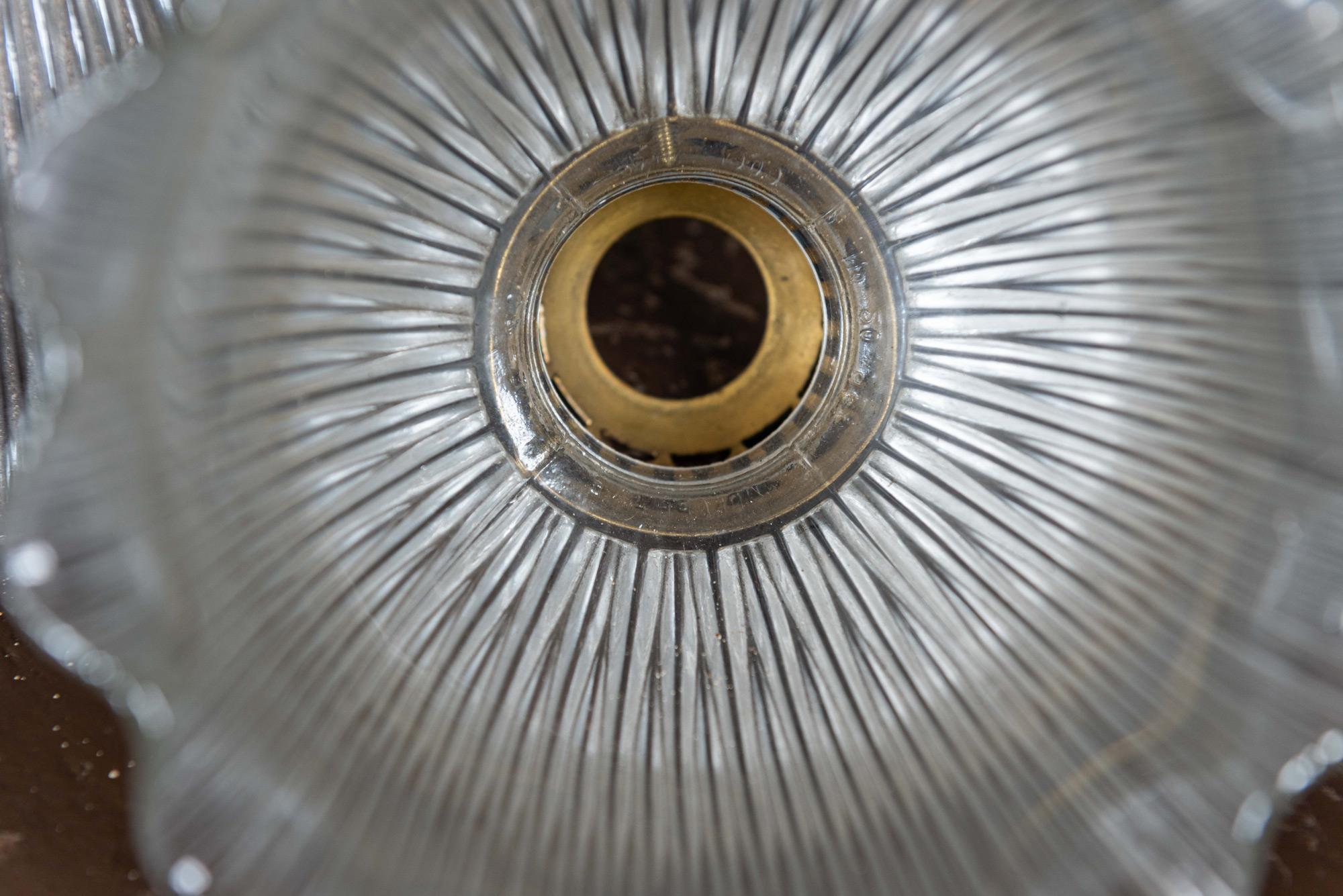 Englische Holophan-Glas-Pendelleuchten, um 1900.
Dickes Krustenglas mit originalen Messinggalerien
Der Preis ist pro Stück.

Maße: Höhe 15, Durchmesser 16 cm.