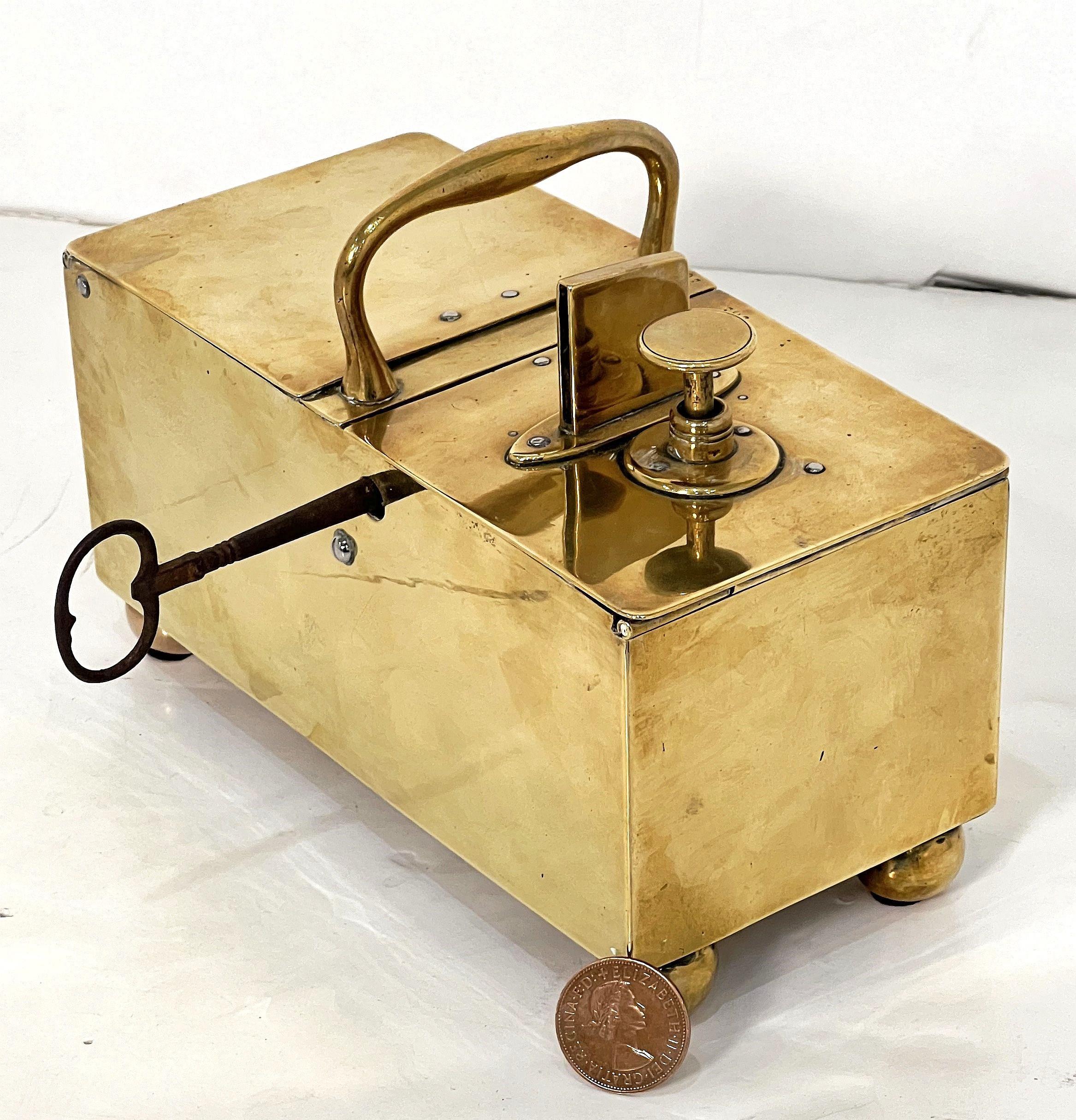 English Honesty Box or Dispenser of Brass from the Georgian Era In Good Condition For Sale In Austin, TX