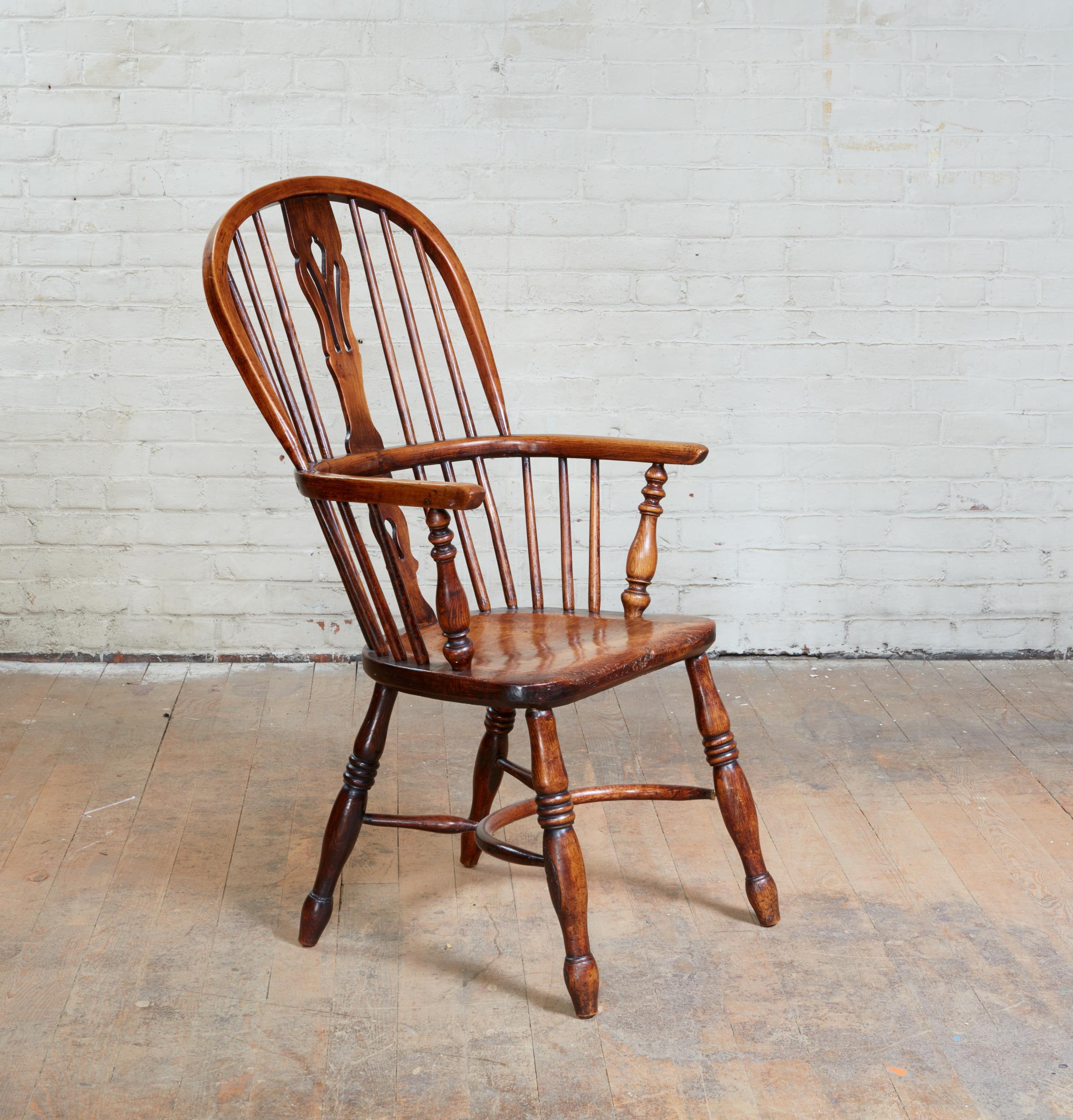 Good English mid-19th century high hoop back Windsor armchair, the pierced spat with 