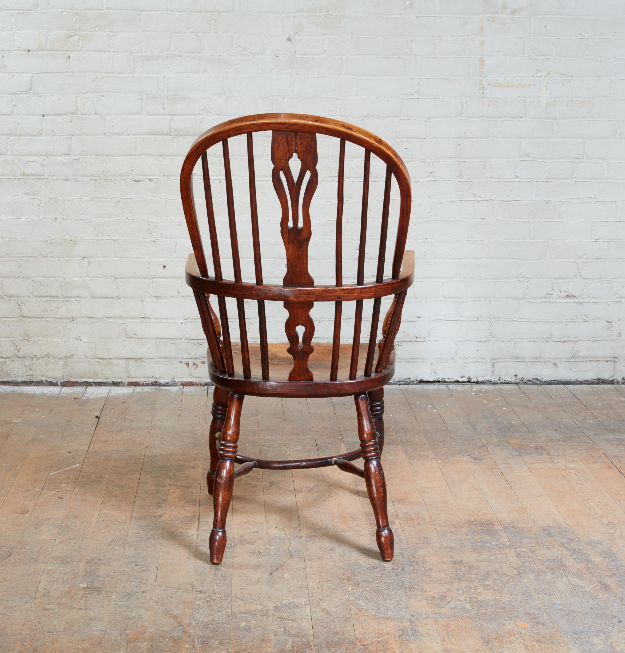 English Hoop Back Windsor Armchair In Good Condition In Greenwich, CT