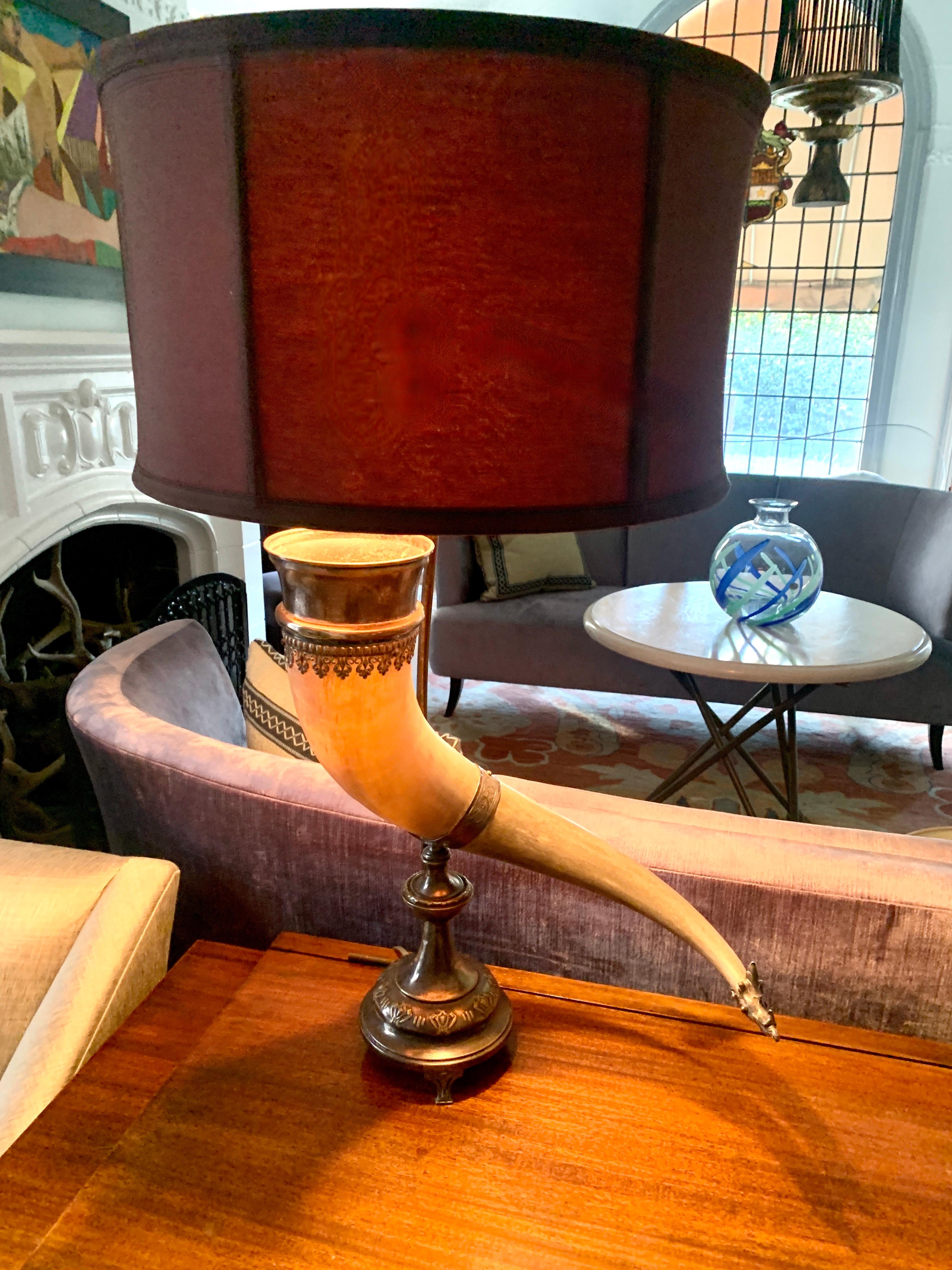 Une lampe de bureau ou de table en corne, étonnante et très unique, avec une base et des détails en métal argenté. Cette pièce est anglaise et, tout en étant très sophistiquée, elle complète non seulement les espaces traditionnels, mais aussi les