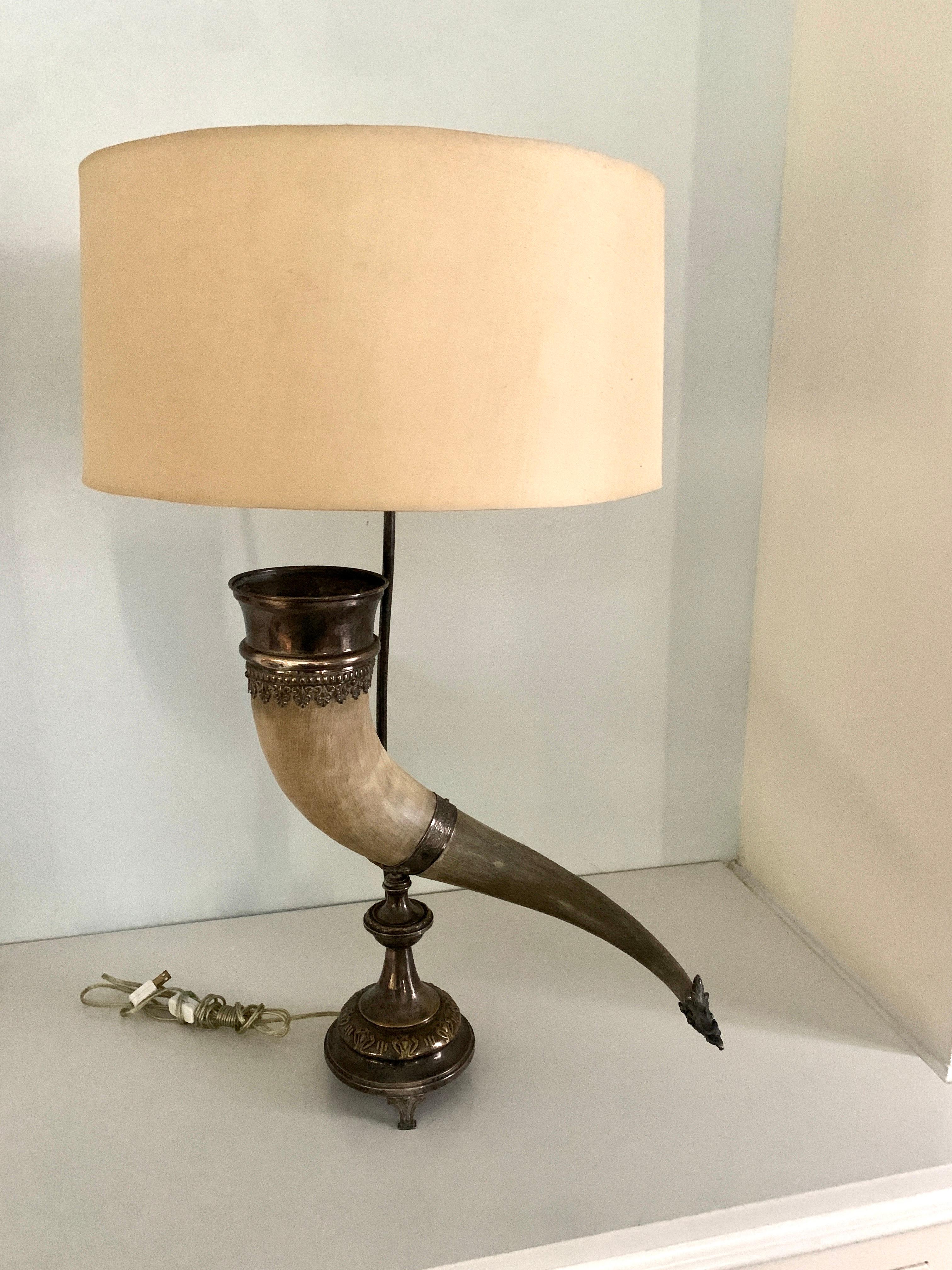 20ième siècle Lampe de bureau en corne anglaise avec base et fixation en métal argenté en vente