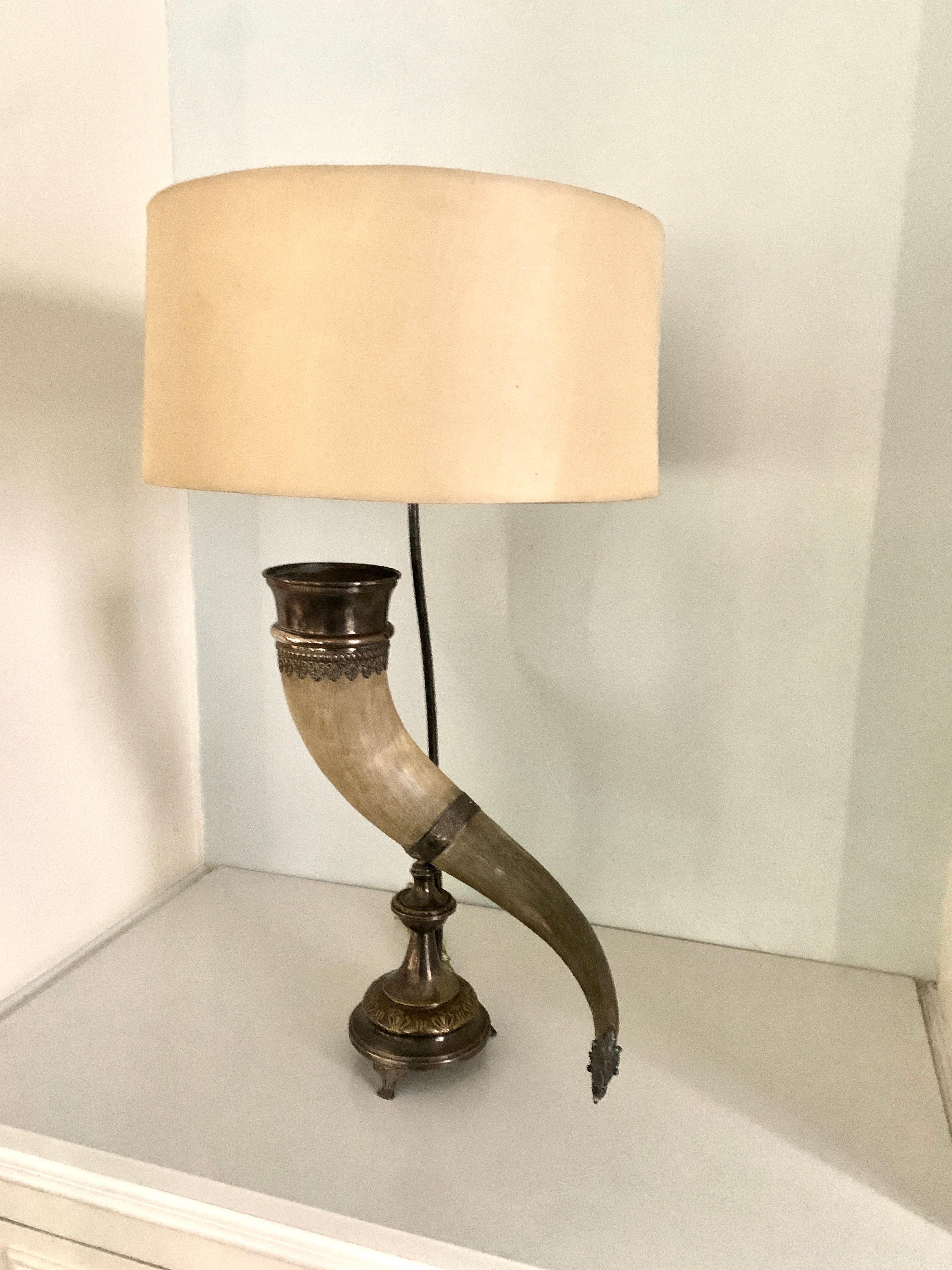 English Horn Table Lamp with Silver Plate Base and Fixture For Sale 4