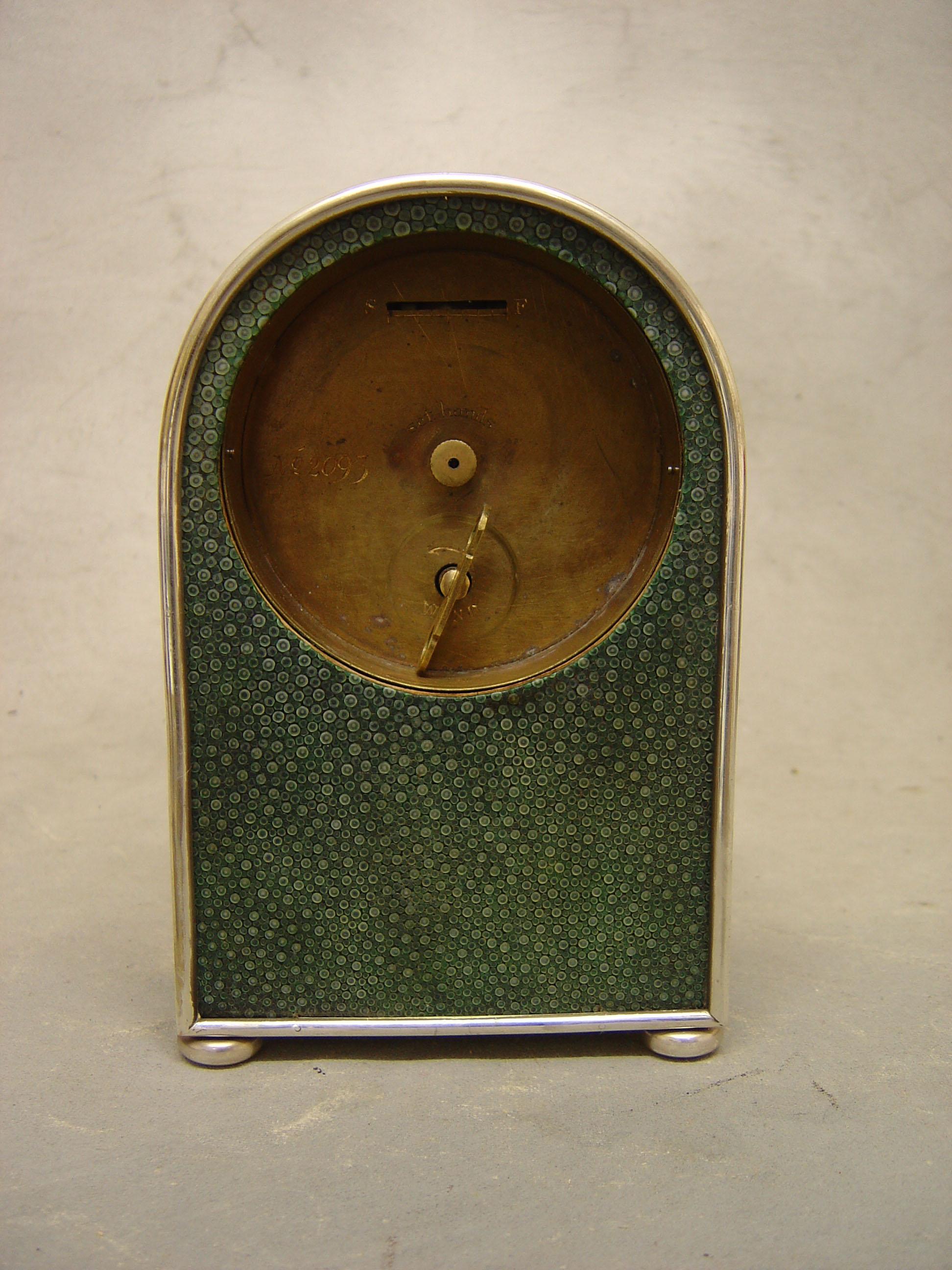 Englische Kaminuhr mit Hump-Rücken aus Chagrinleder und versilbertem Metall, wahrscheinlich von Jump  (Spätes 19. Jahrhundert) im Angebot