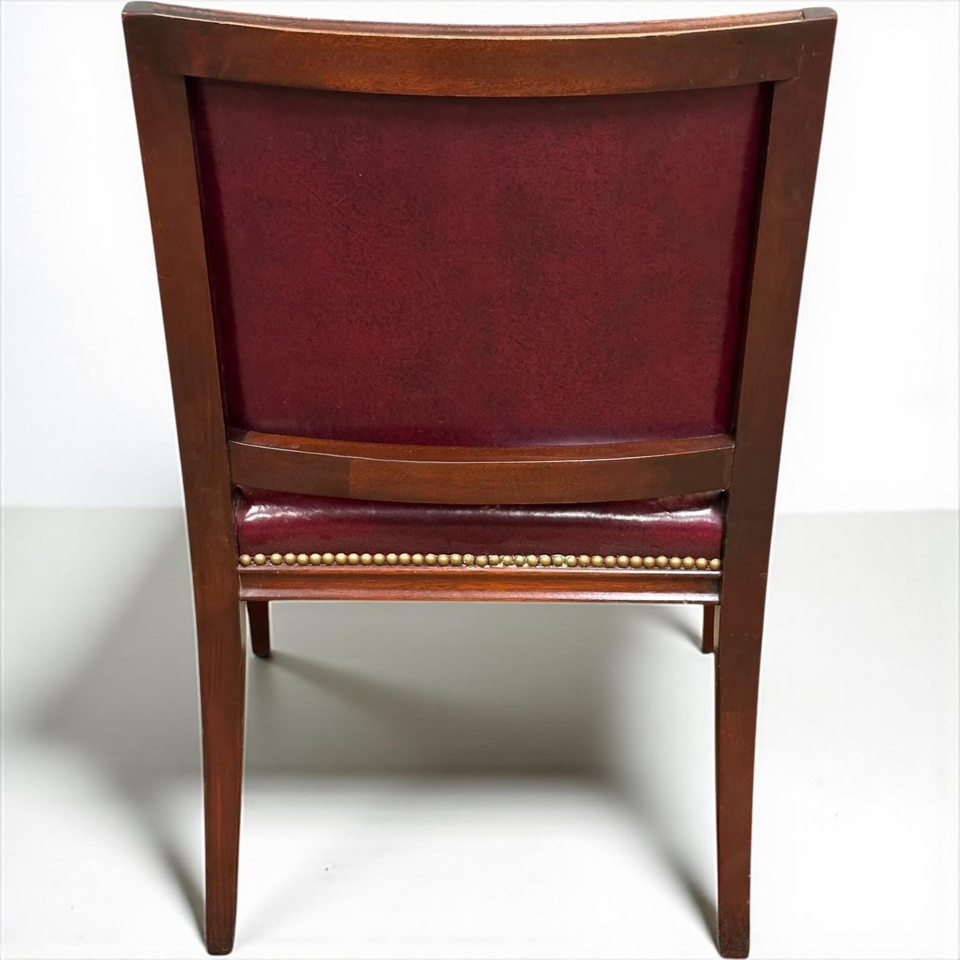 Si tratta di una classica coppia di poltrone in mogano con rivestimento in pelle screziata color granata/rossa. Sono stati prodotti da Hickory Chair Furniture Company. Sono contrassegnati e risalgono all'ultima parte del XX secolo.