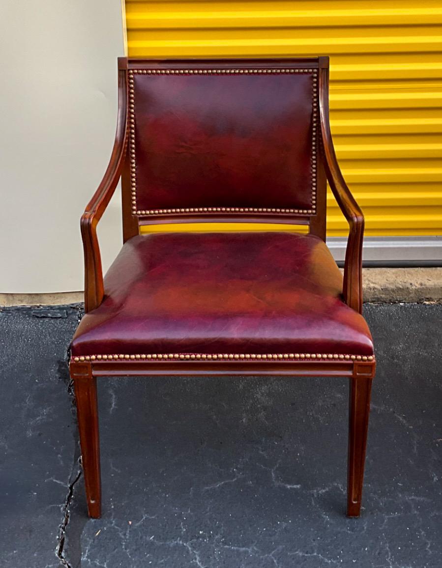 Sedia Bergere in pelle e legno di Hickory in stile Hunt inglese - Coppia In condizioni buone in vendita a Kennesaw, GA