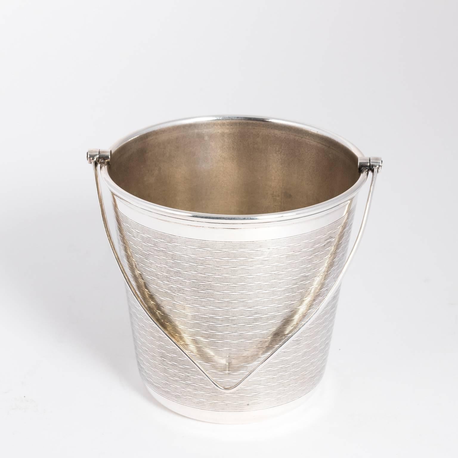 Art Deco style English silver plated ice pail with an arched handle and engine turned detailing, circa 1930.
 