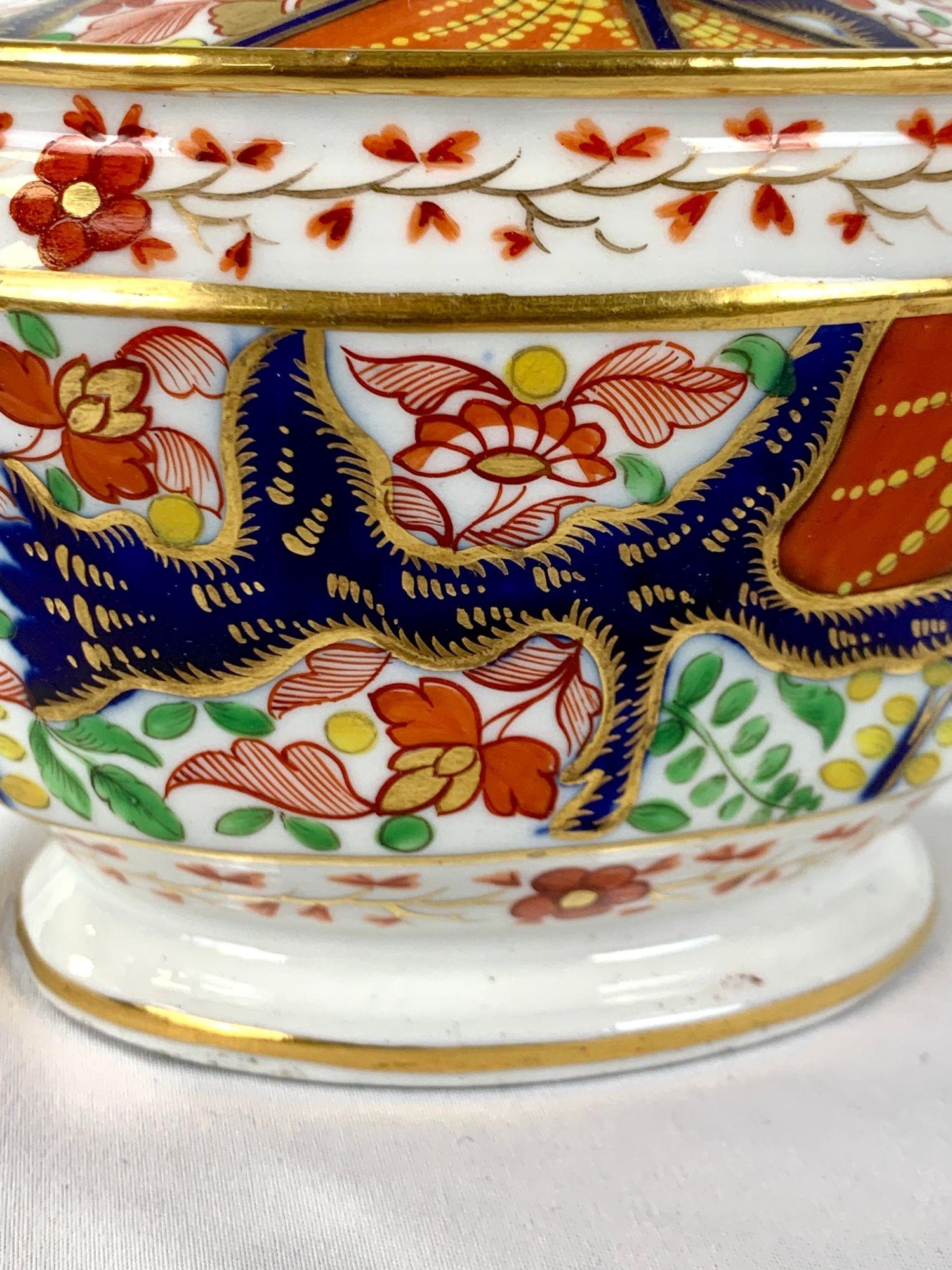 English Imari Hand-Painted Porcelain Sugar Box Circa 1825 In Excellent Condition In Katonah, NY