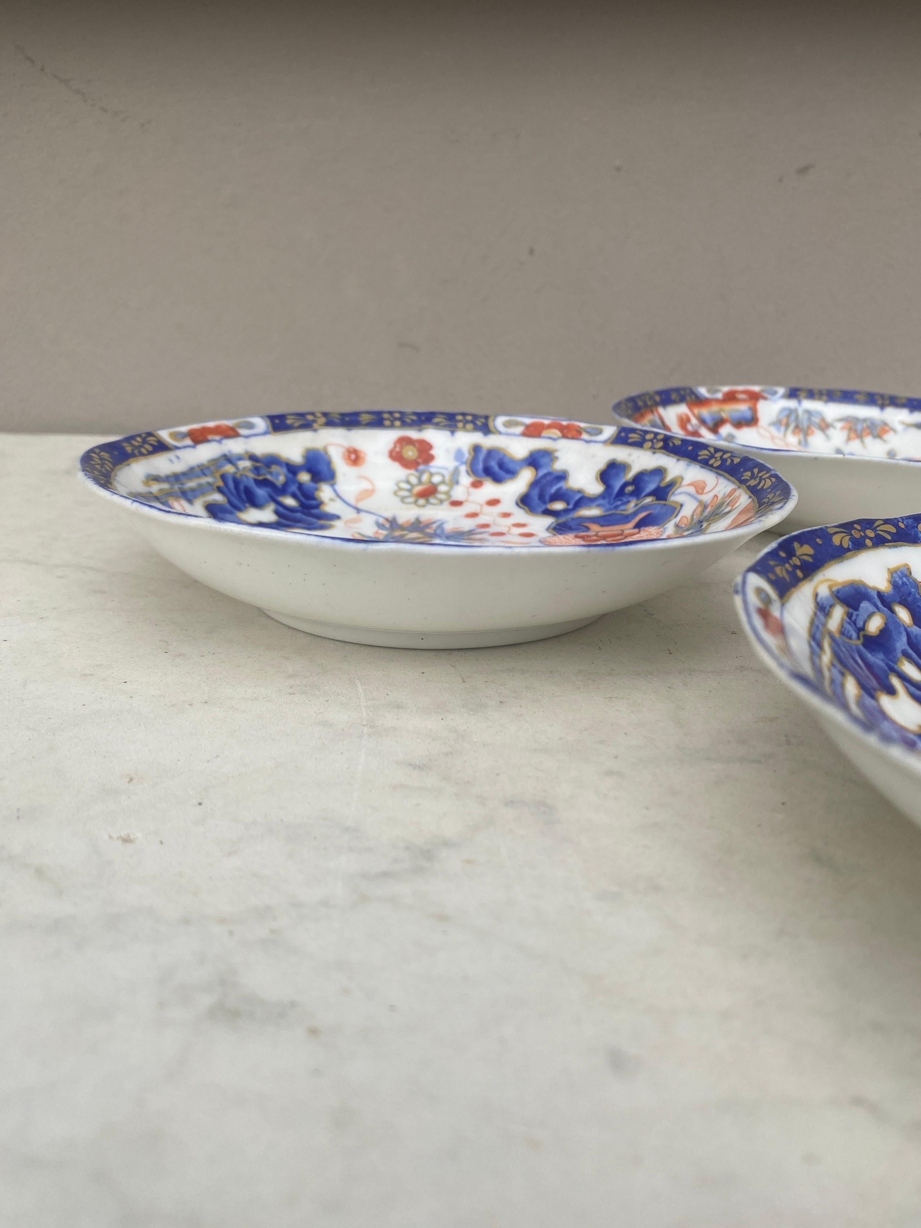 Late 19th Century English Imari Set of 5 Small Bowl Porcelain Plates For Sale